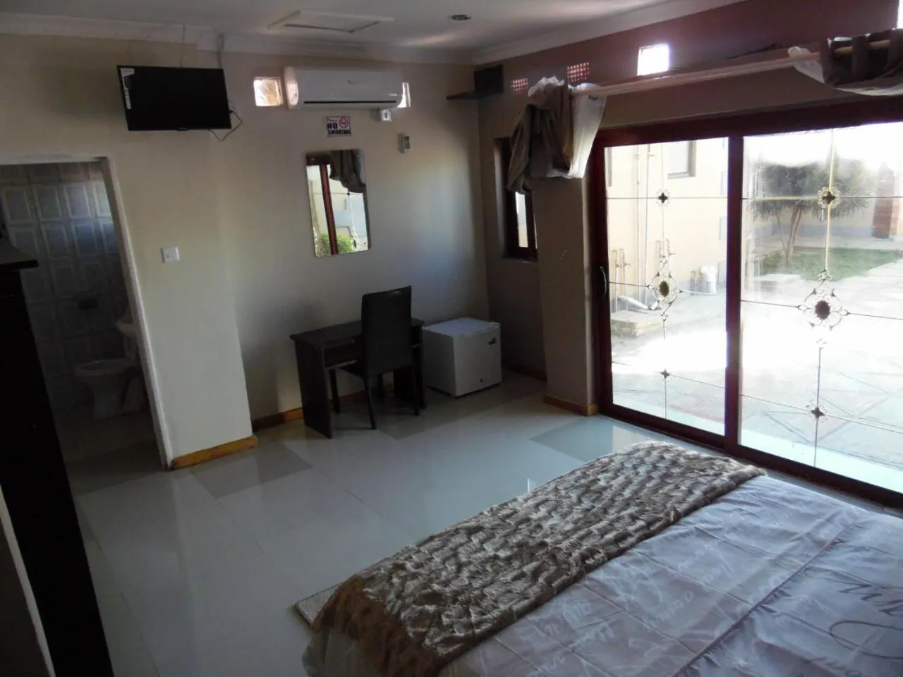 Bed in Rugems Executive Lodge