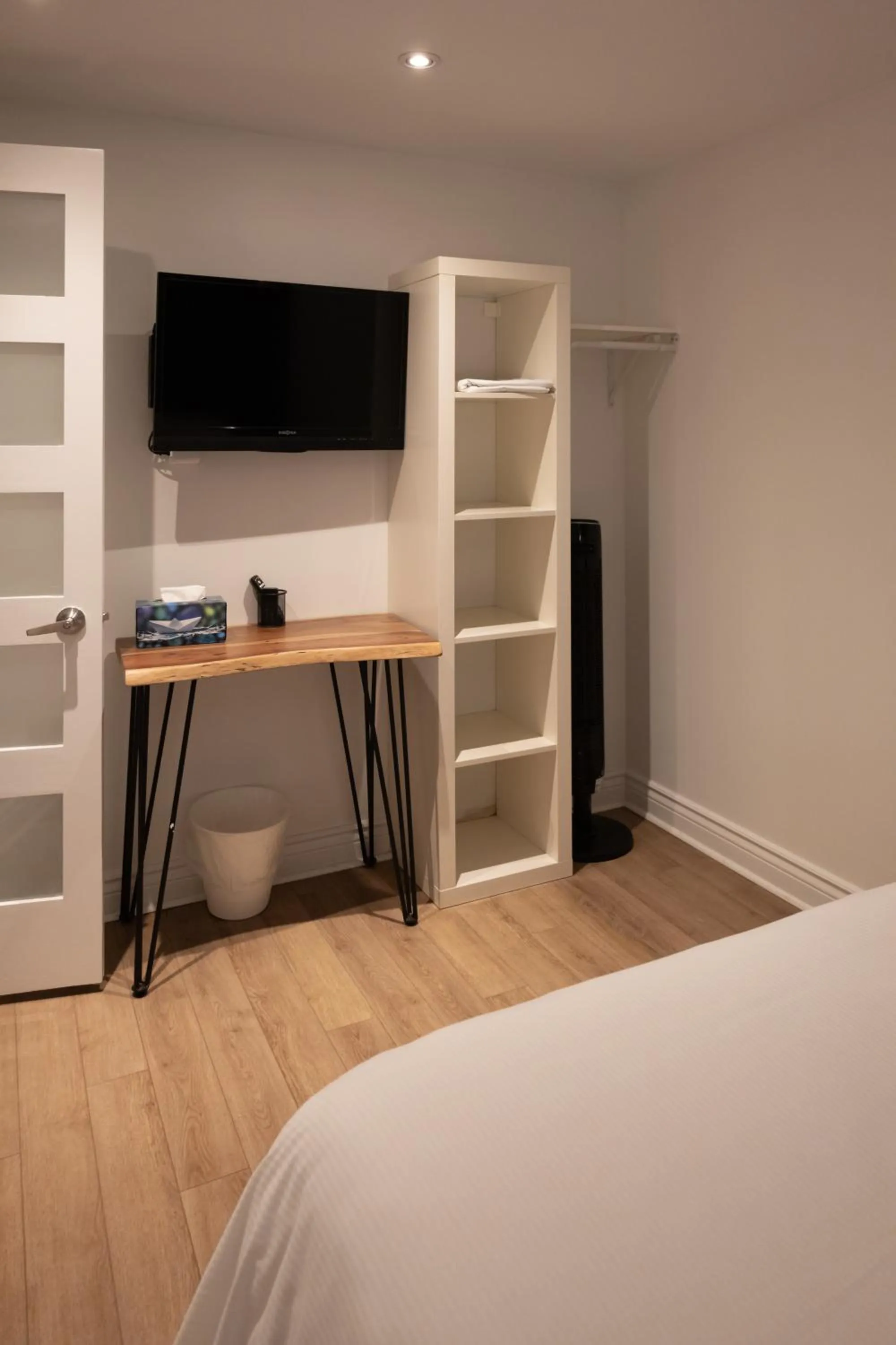 Bedroom, Bed in ByWard Blue Inn