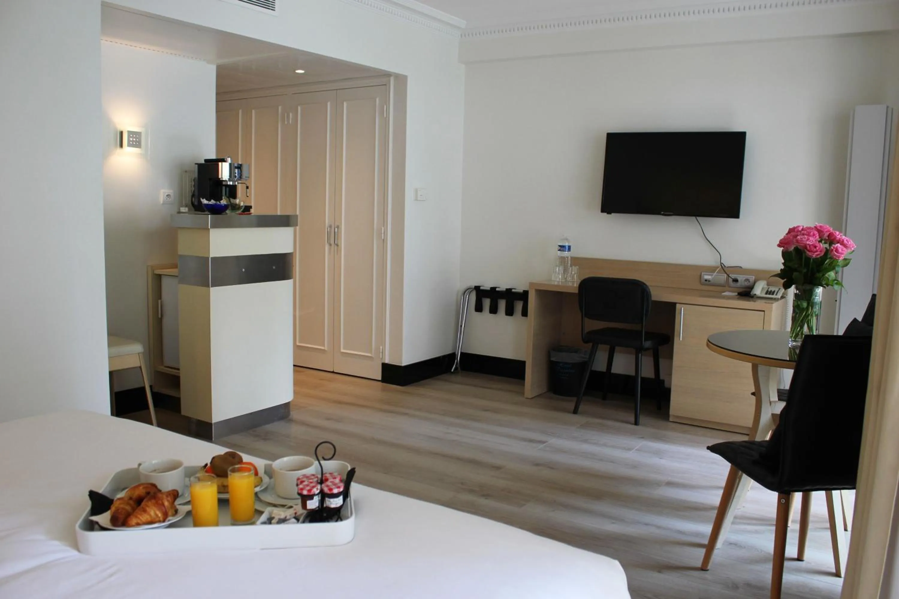 Photo of the whole room, Bed in Hôtel Victoria