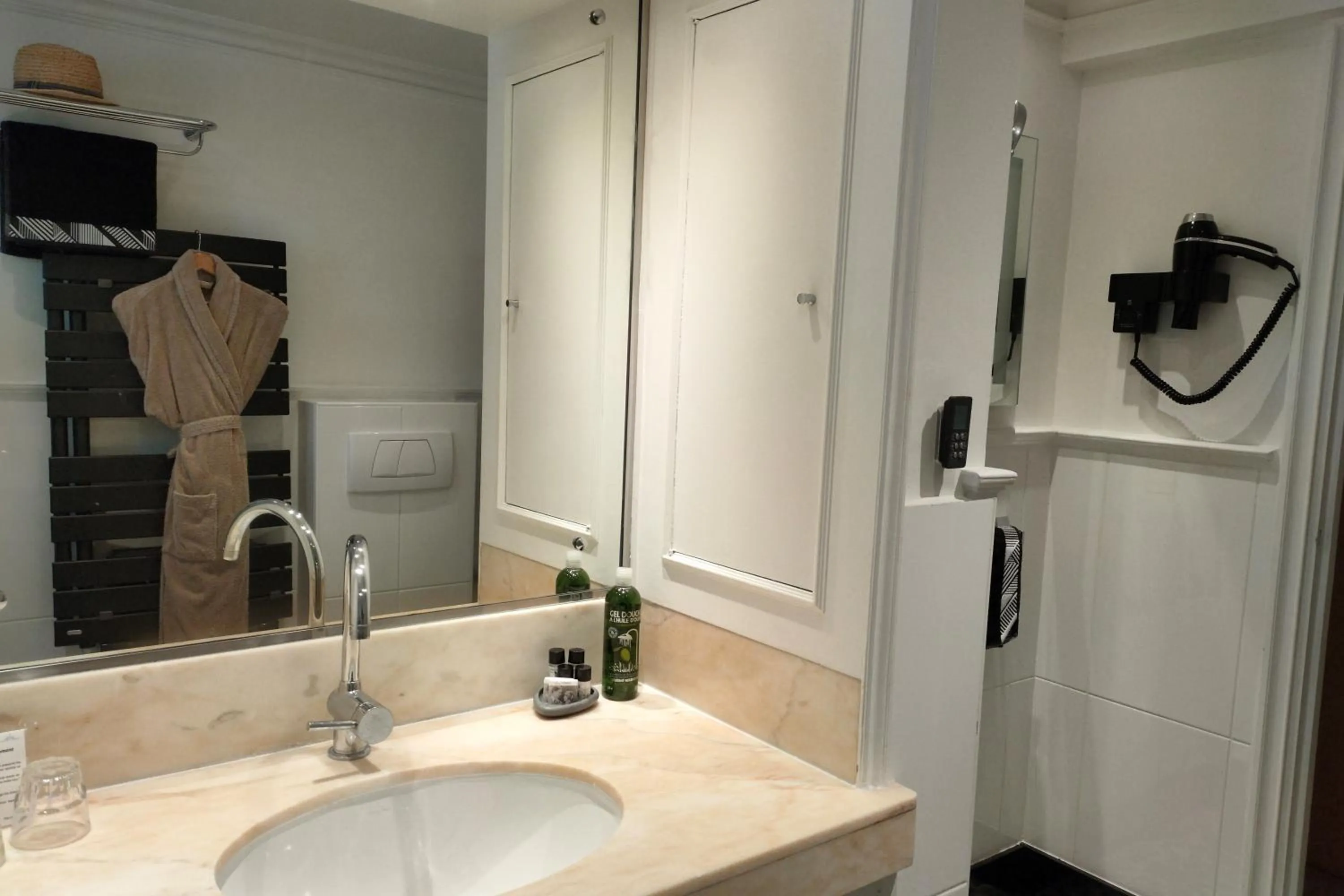 Bathroom in Hôtel Victoria