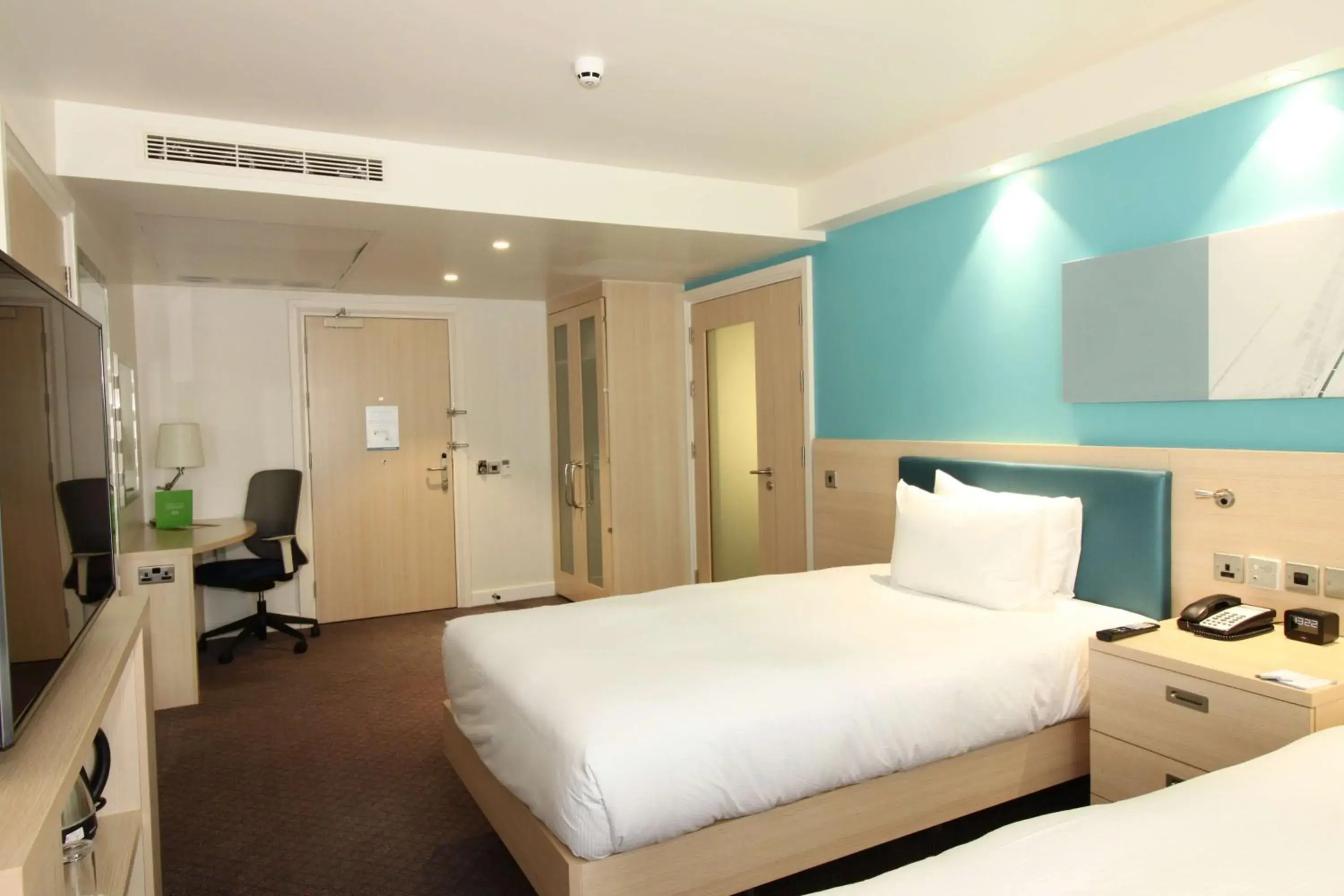 Twin Room - Mobility Access in Hampton By Hilton London Docklands Twin Room - Mobility Access in Hampton By Hilton London Docklands