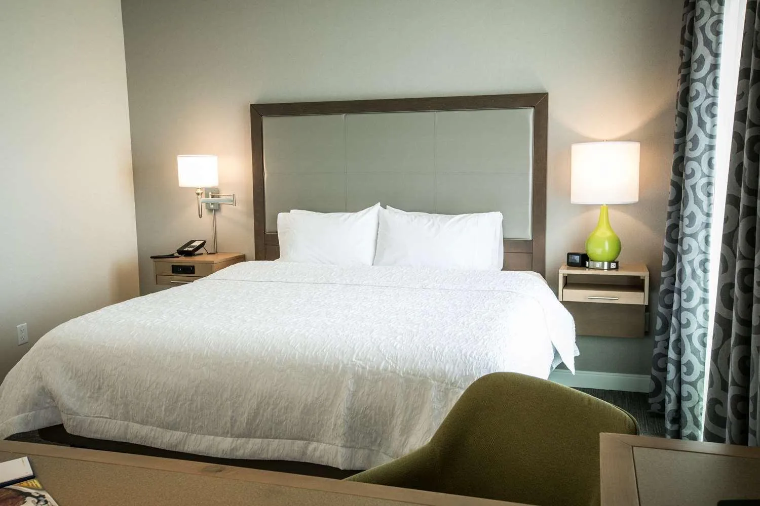 Bed in Hampton Inn & Suites Tempe/Phoenix Airport, Az