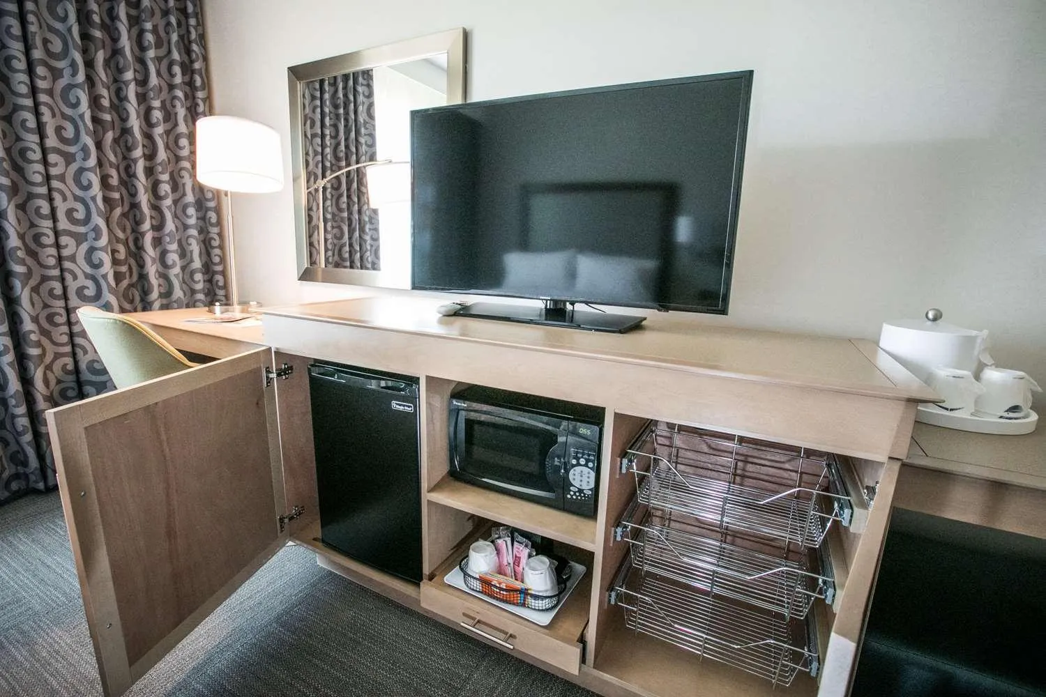 TV and multimedia in Hampton Inn & Suites Tempe/Phoenix Airport, Az