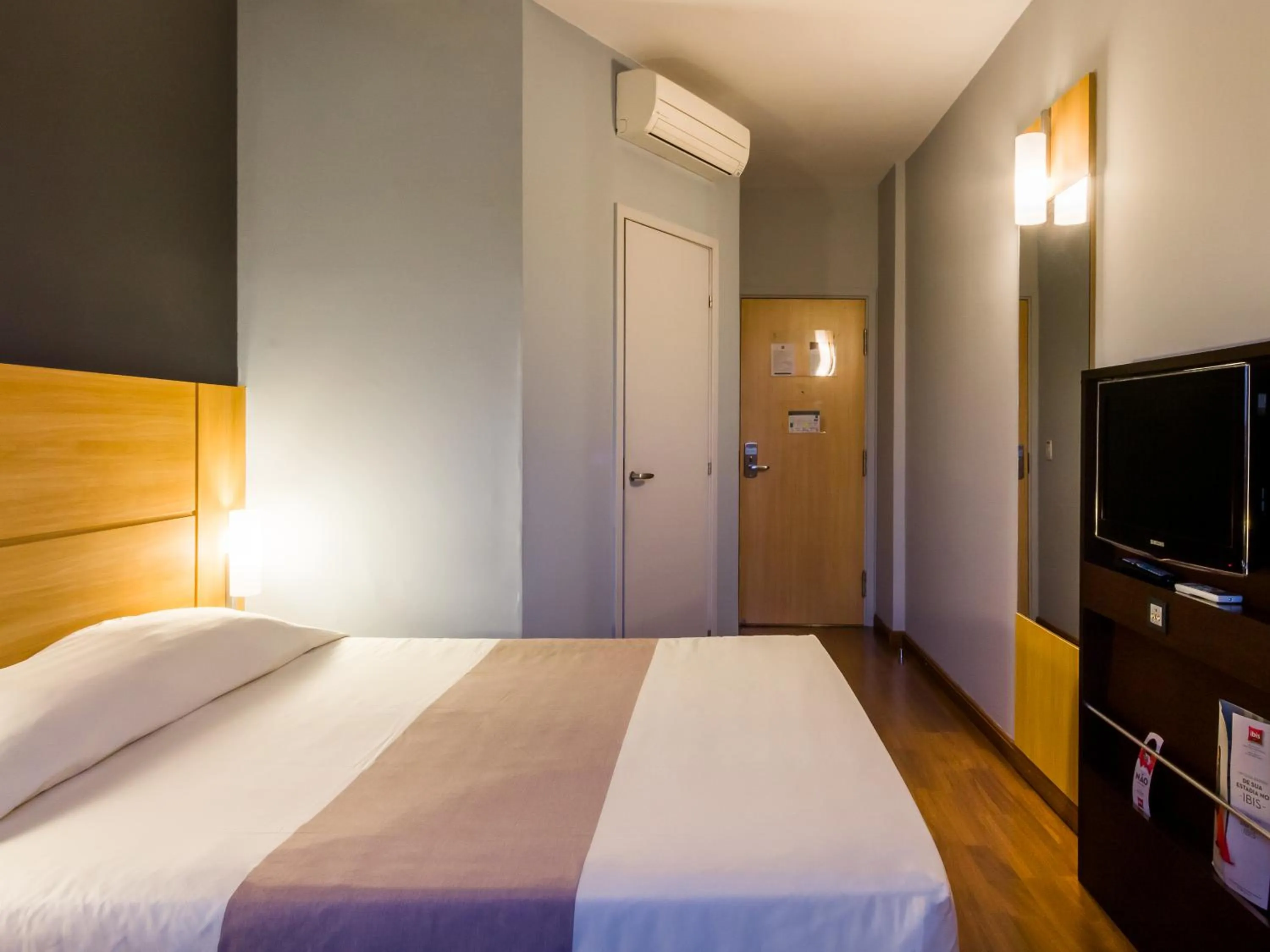 Photo of the whole room, Bed in ibis Jaboticabal