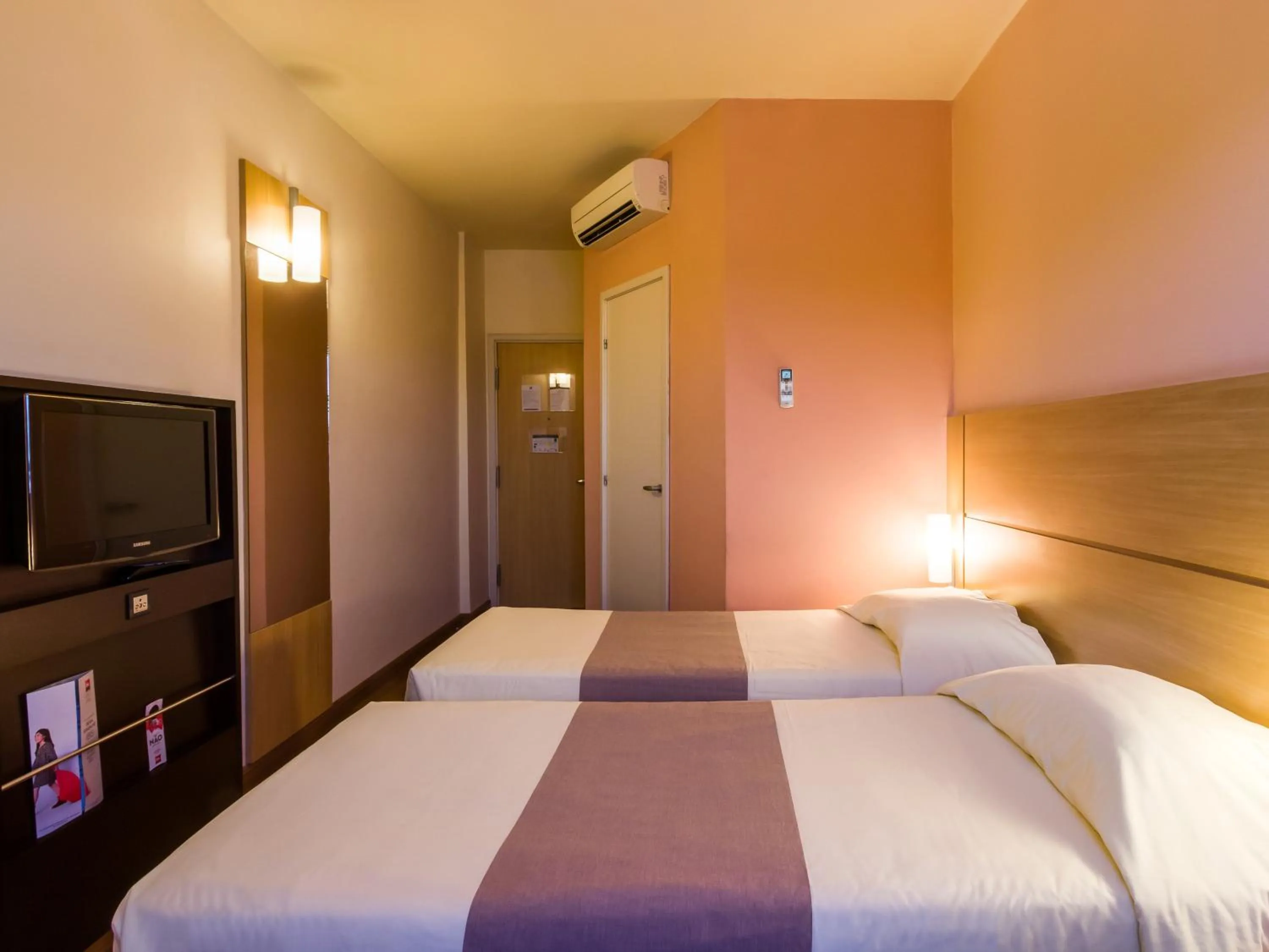 Photo of the whole room, Bed in ibis Jaboticabal