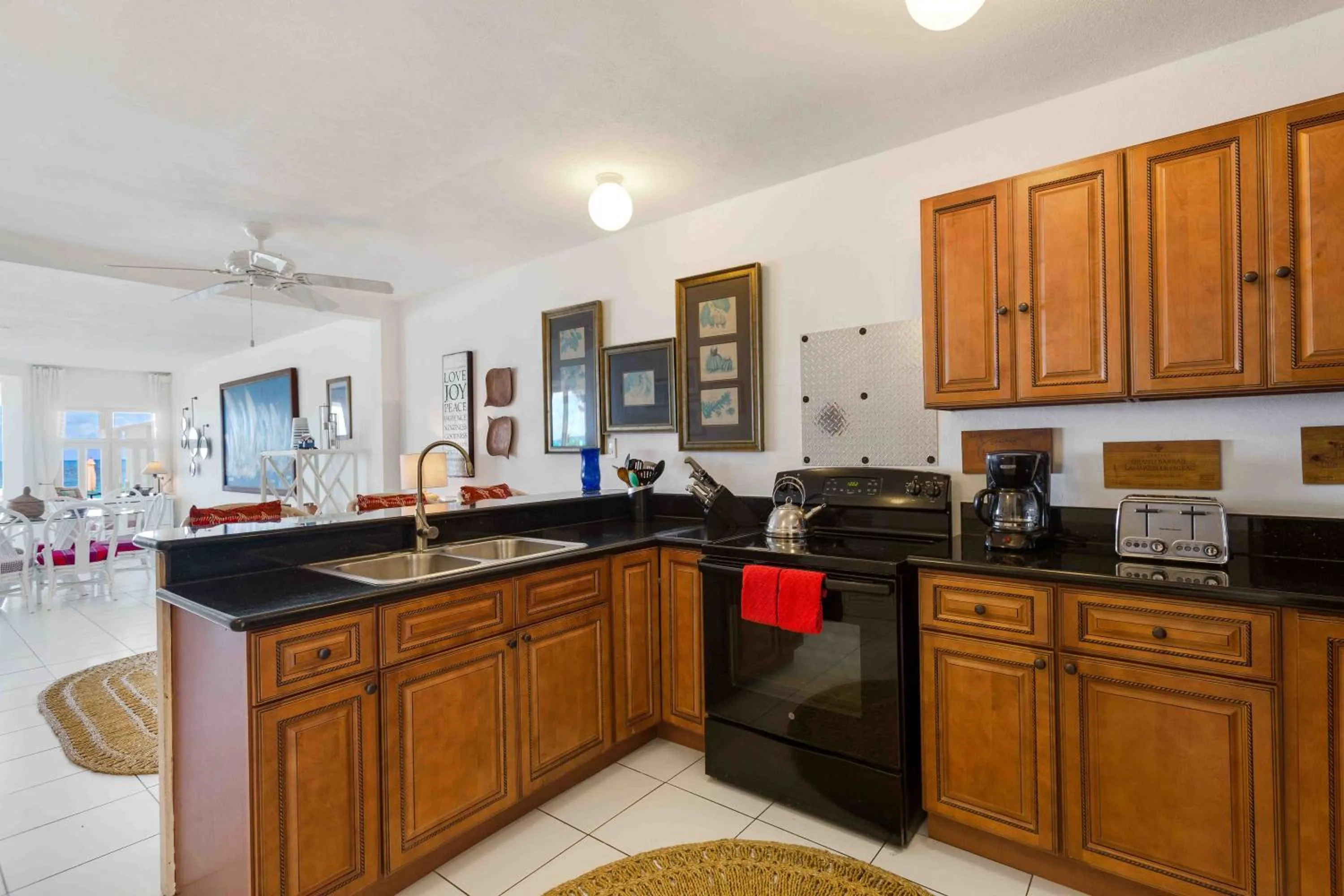 Kitchen or kitchenette in Turtle's Nest Beach Resort