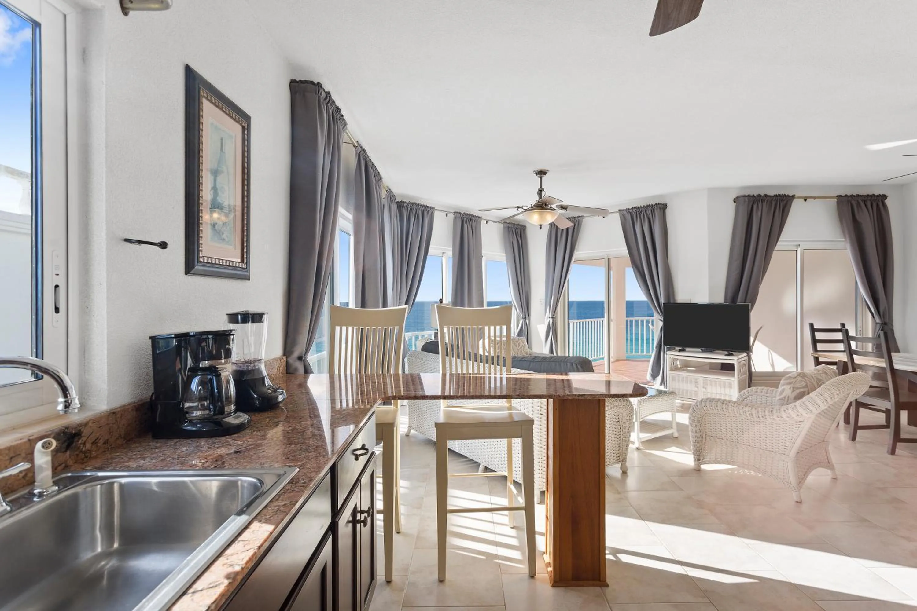 Kitchen or kitchenette in Turtle's Nest Beach Resort