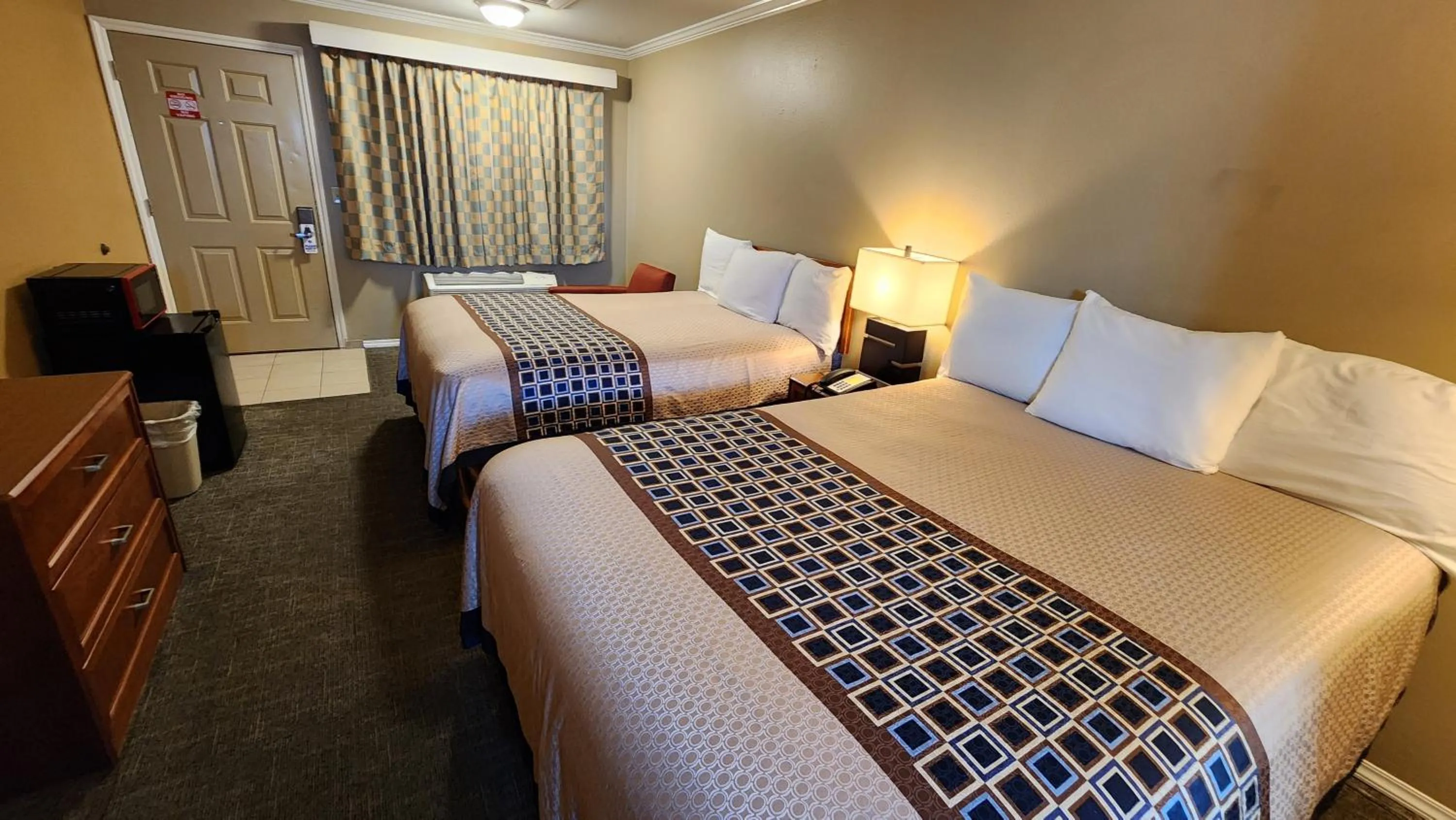 Bed in Welcome Everett Inn