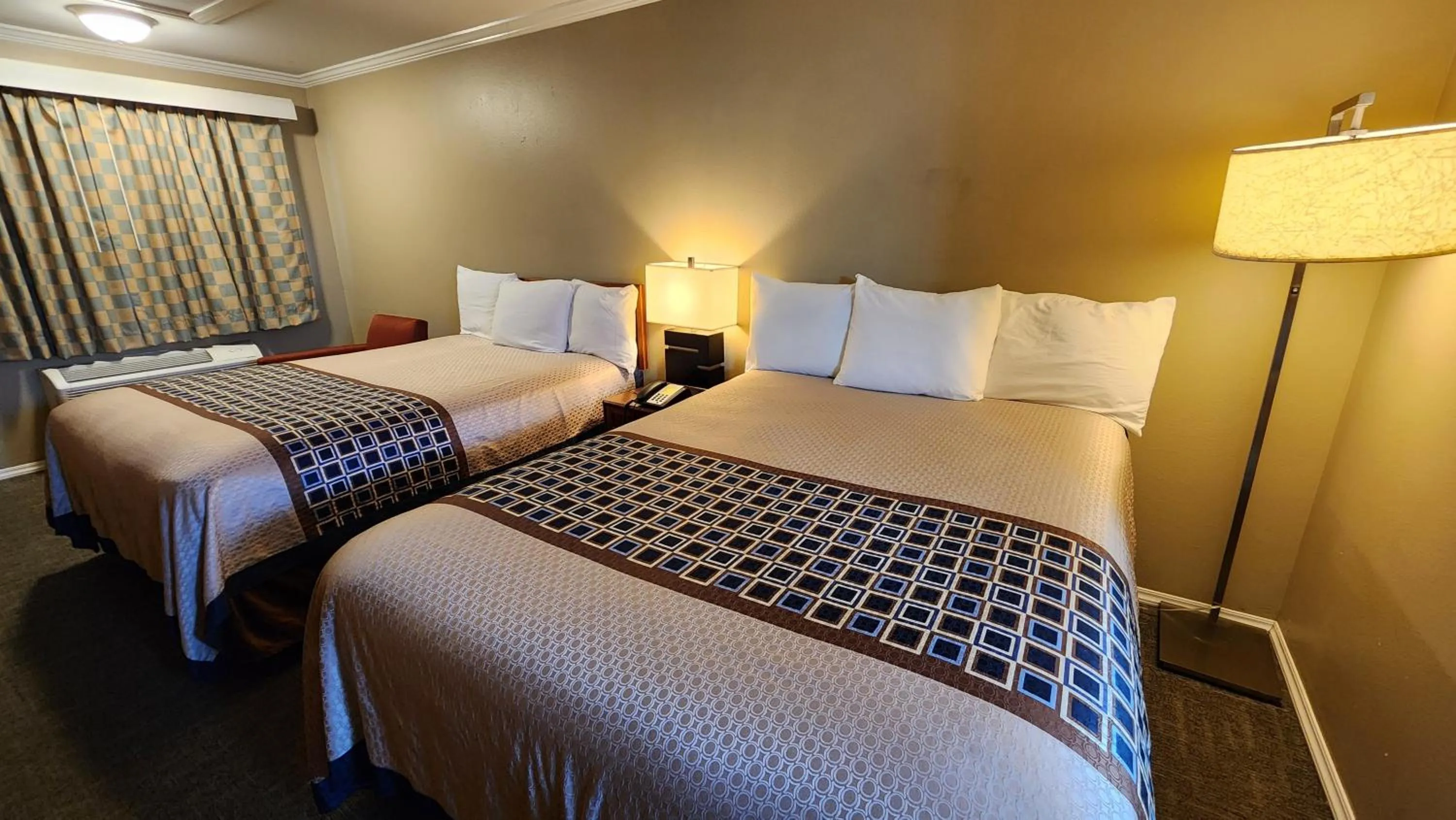 Bed in Welcome Everett Inn