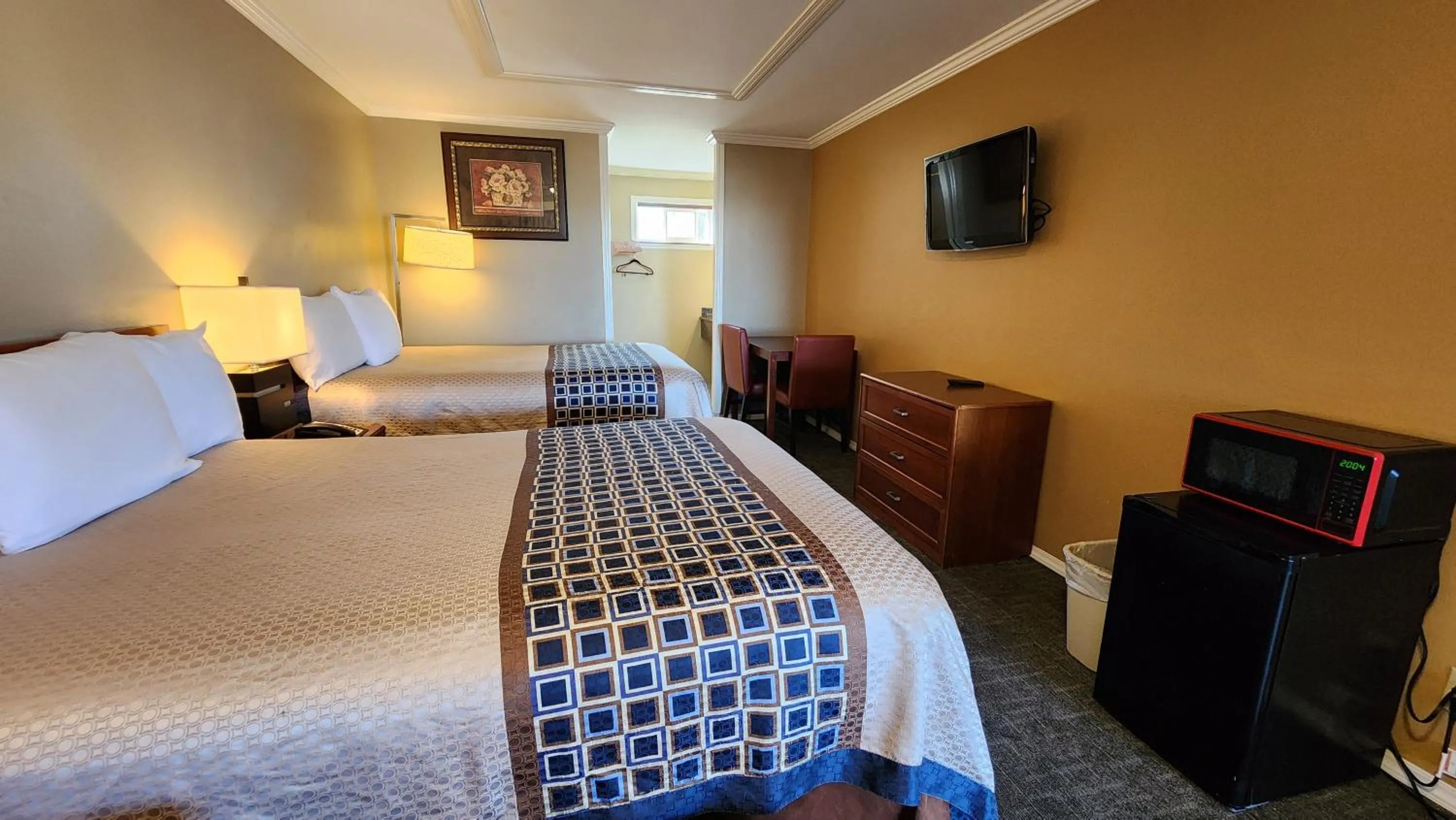 Bed in Welcome Everett Inn