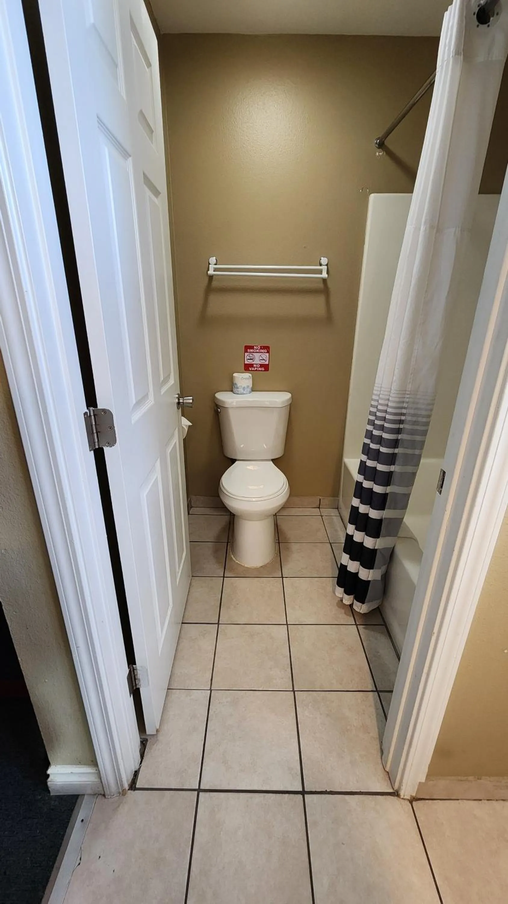 Shower in Welcome Everett Inn