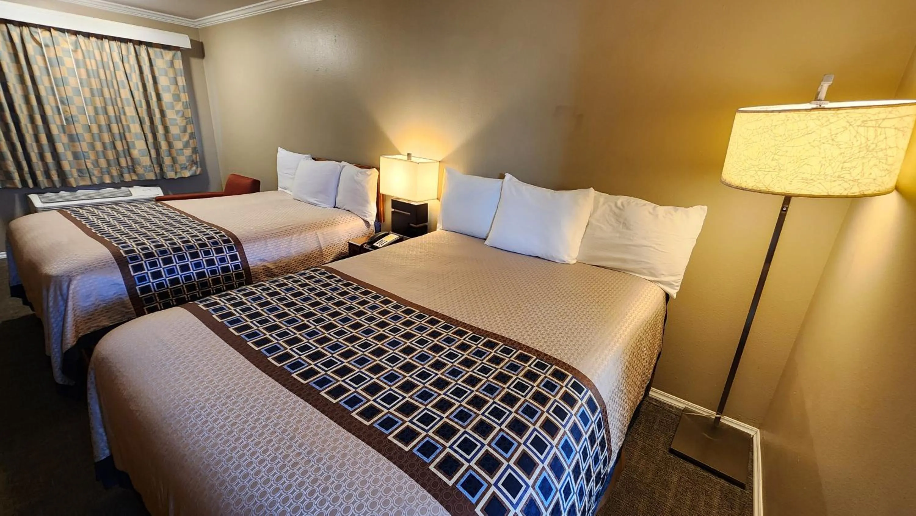 Bed in Welcome Everett Inn