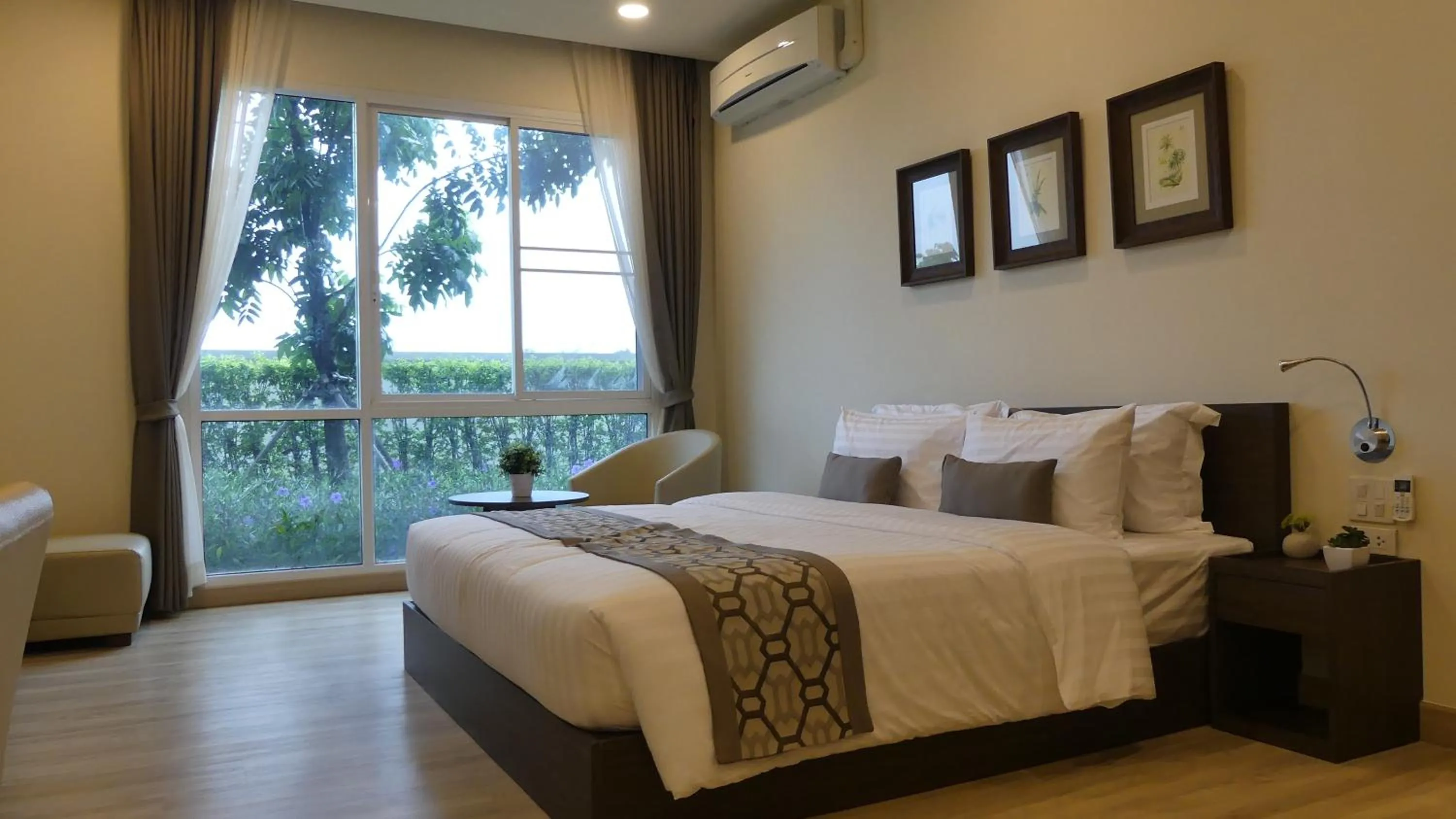 Bedroom, Bed in The Garden 304