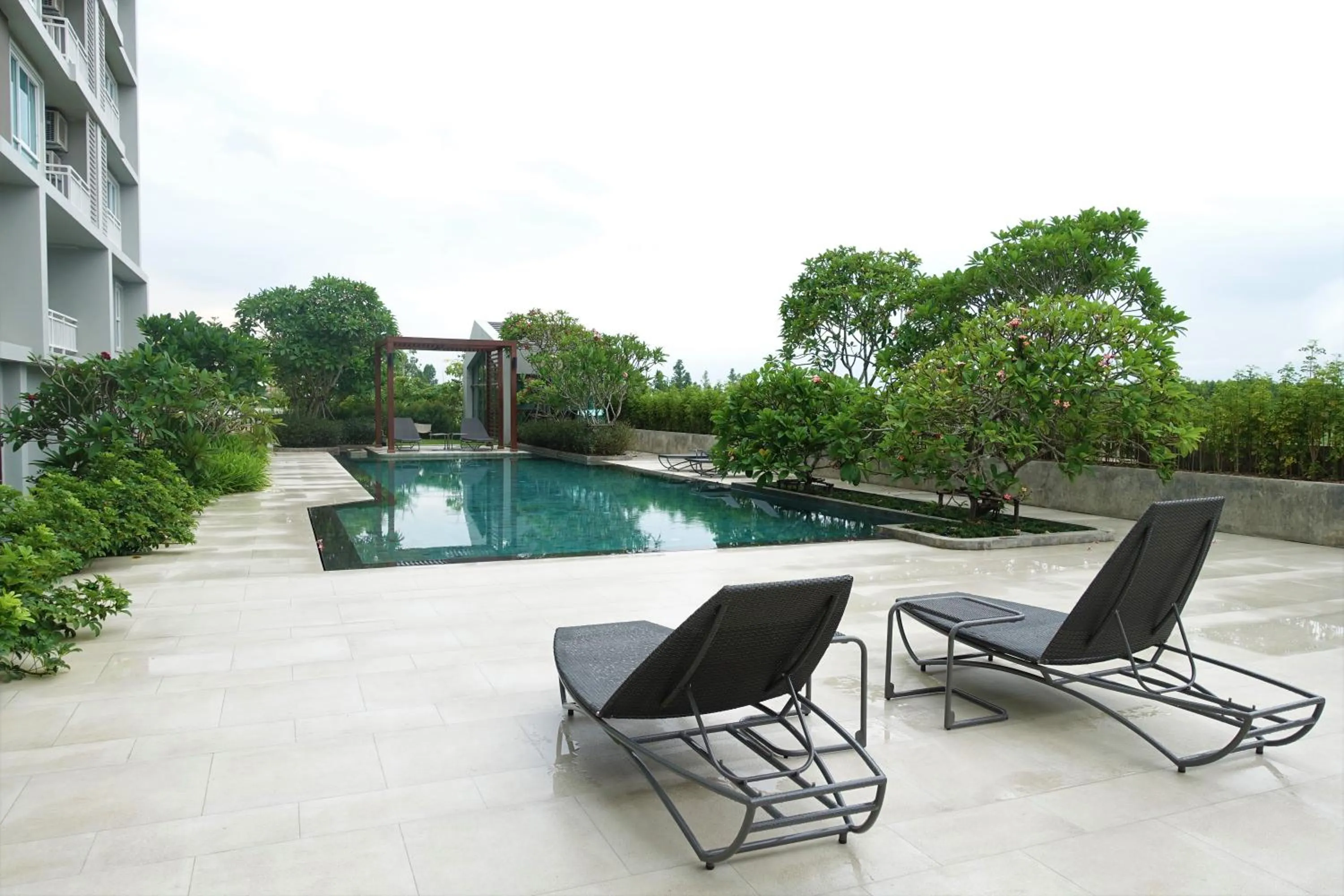 Swimming pool in The Garden 304