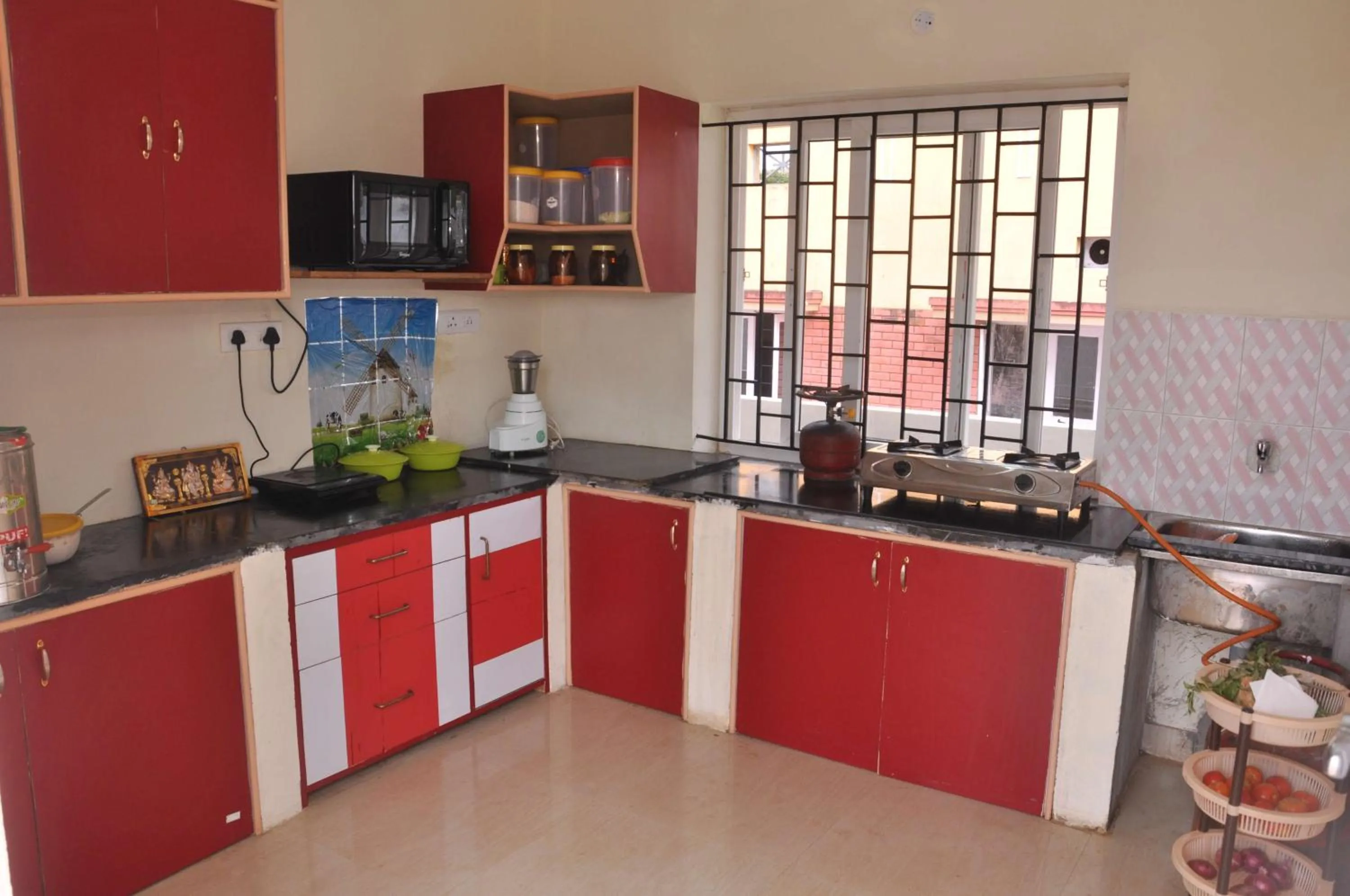 Kitchen or kitchenette in Drizzle Drop Inn