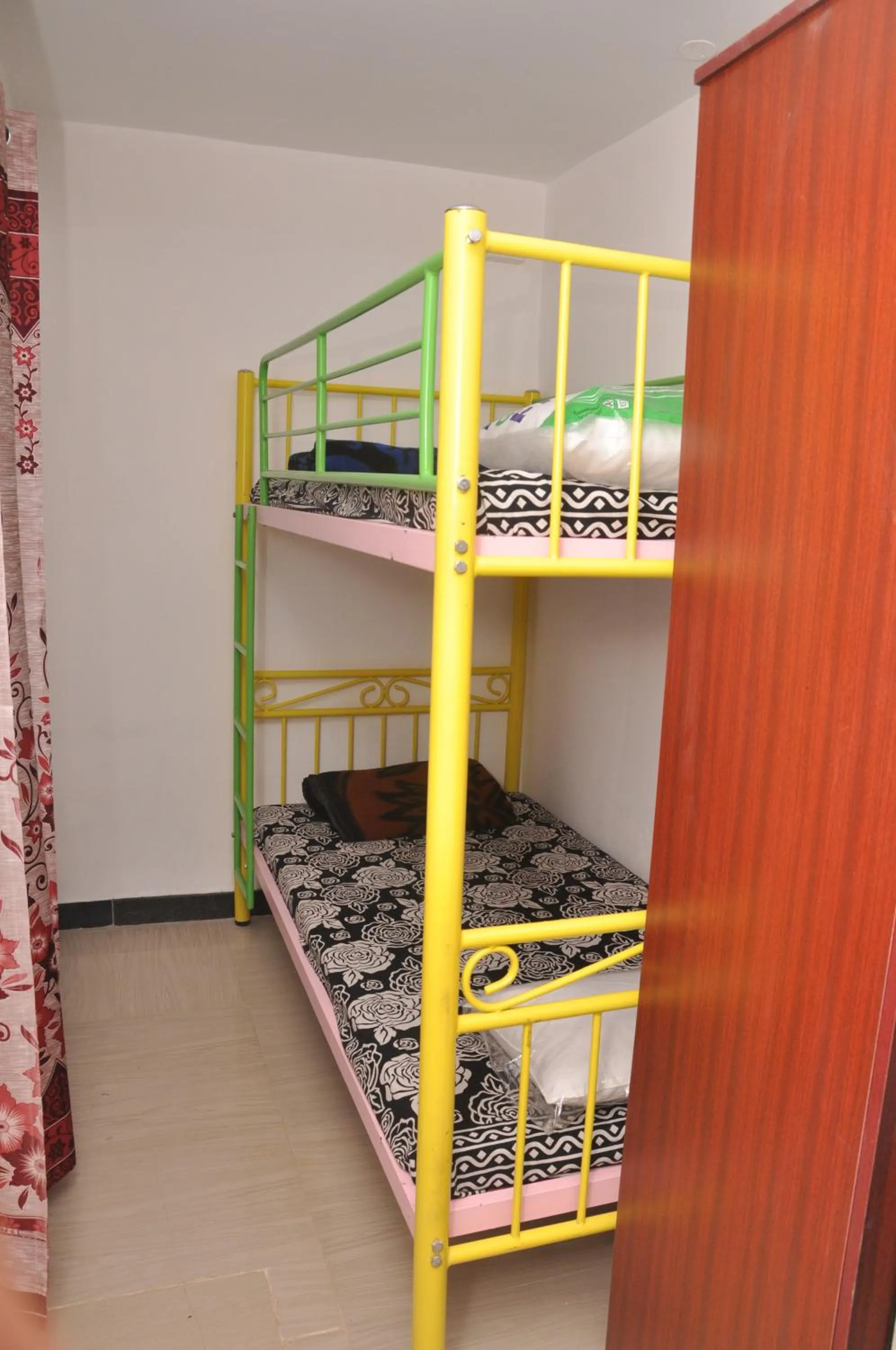 bunk bed, Bed in Drizzle Drop Inn