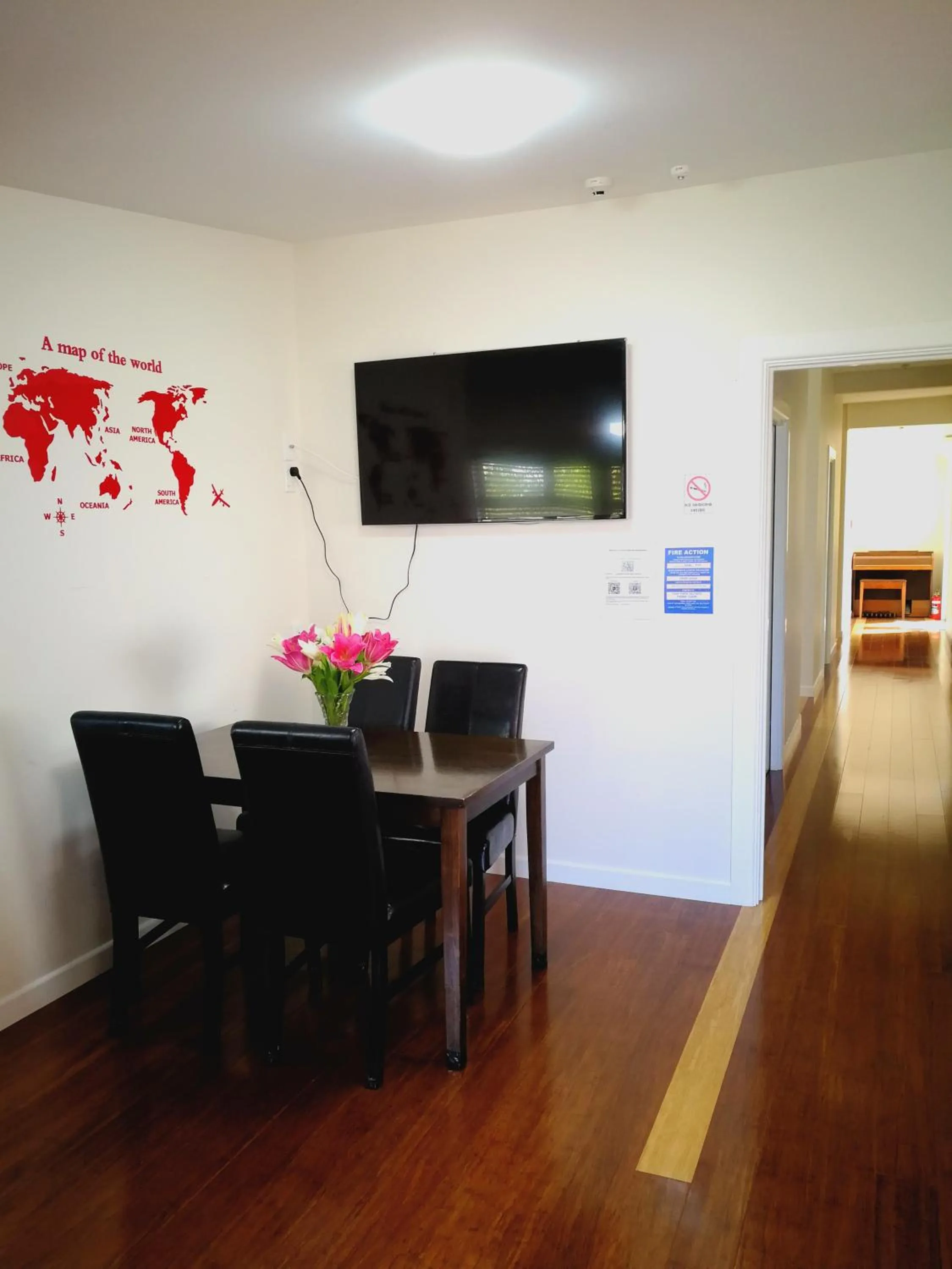 Communal lounge/ TV room in Oxford Queenette Backpackers