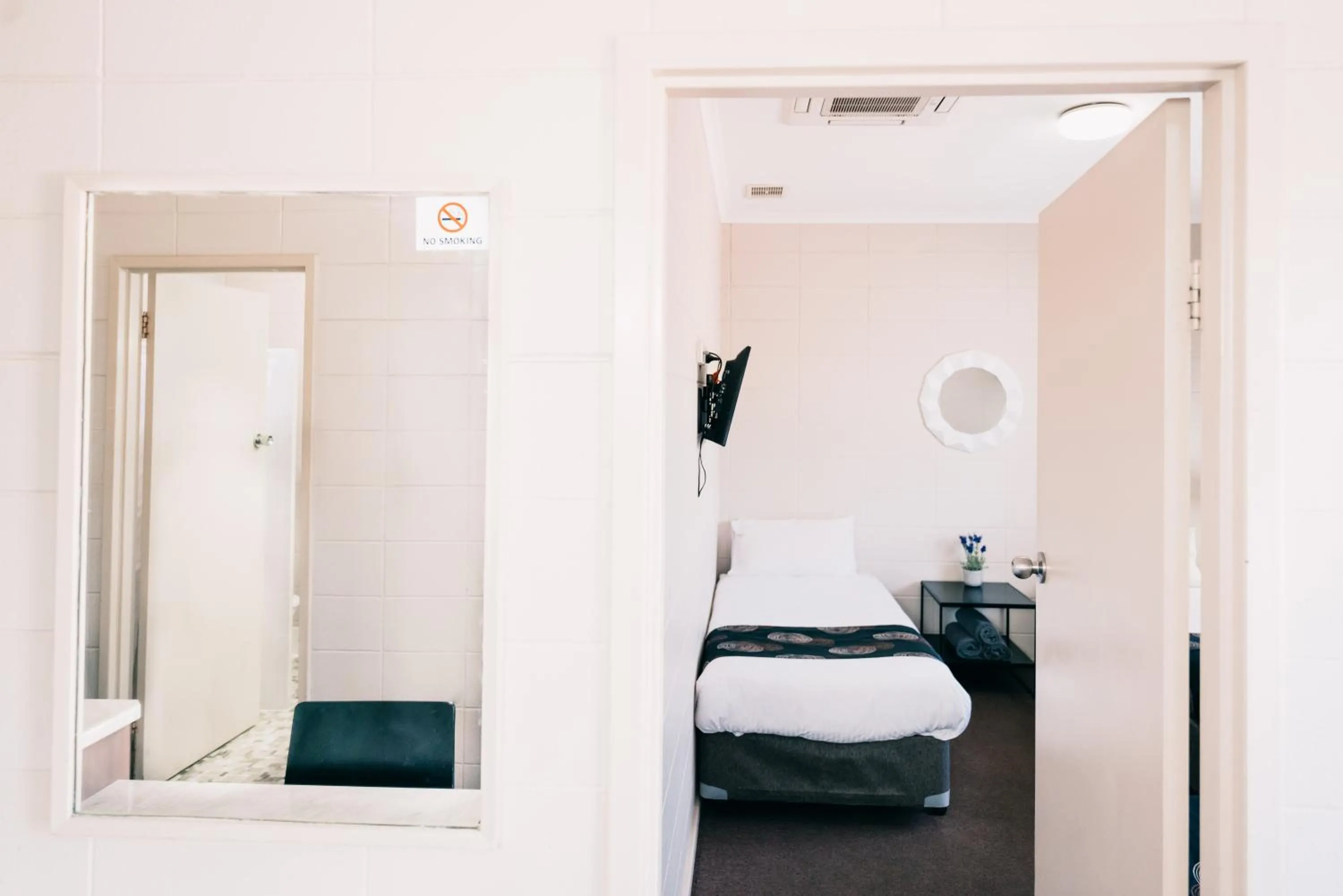 Bed in Motel Poinsettia