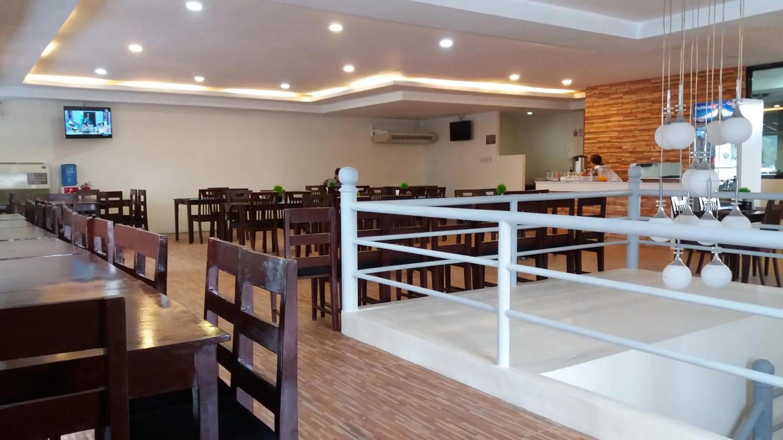 Restaurant/places to eat in Columbus Plaza Hotel