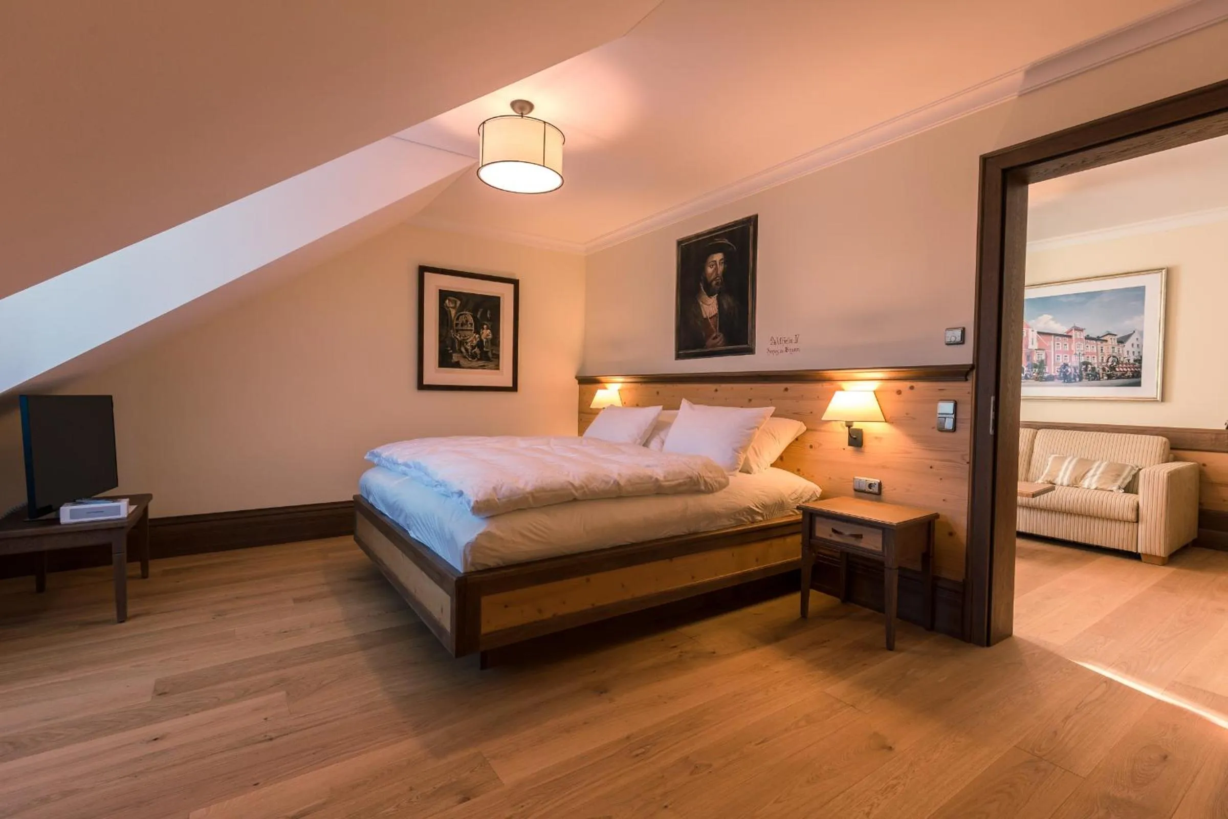 Living room, Bed in Hotel & Gaststätte zum Erdinger Weißbräu