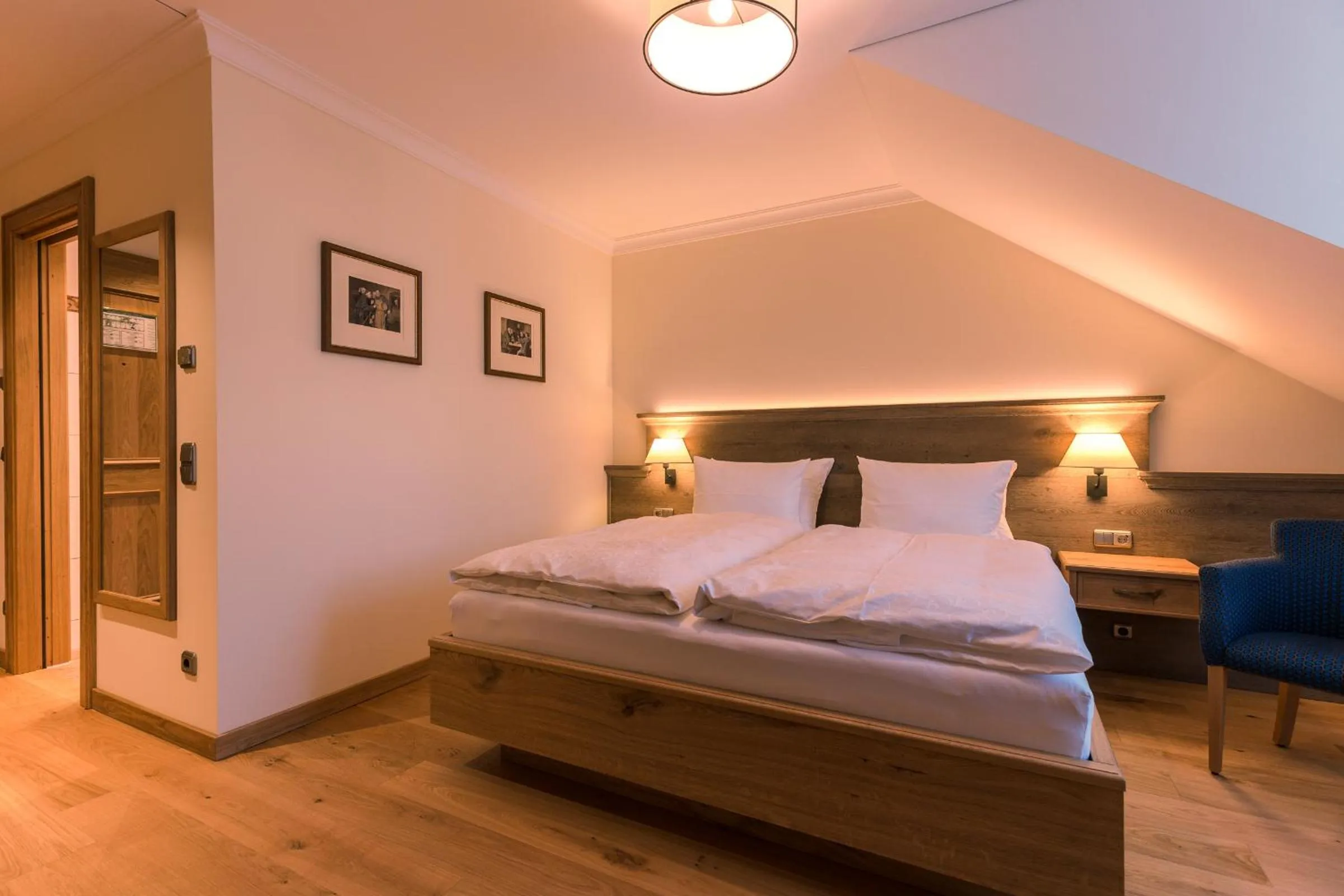 Bed in Hotel & Gaststätte zum Erdinger Weißbräu