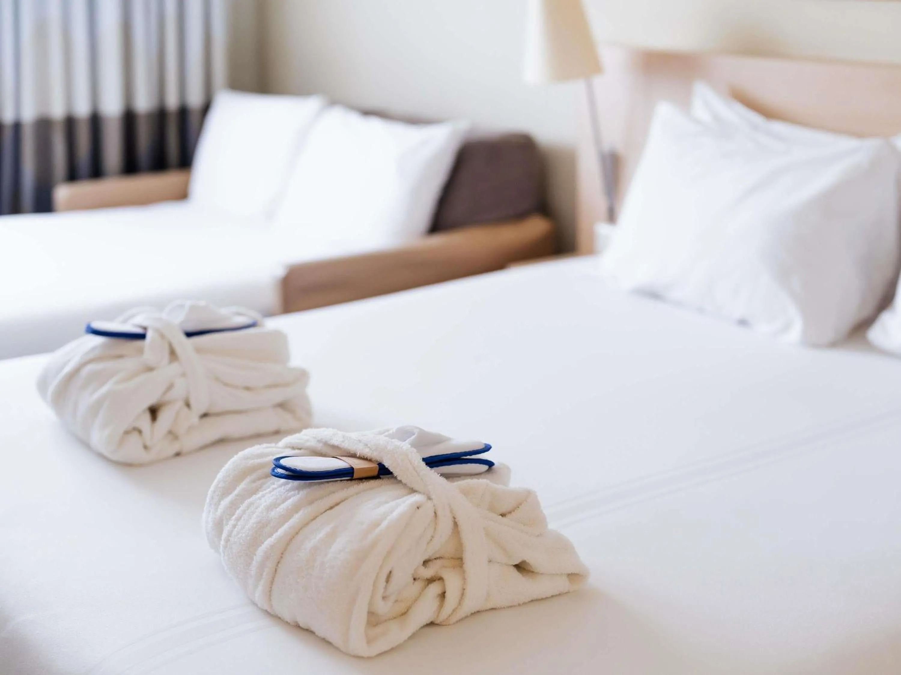 Bedroom, Bed in Novotel Milton Keynes