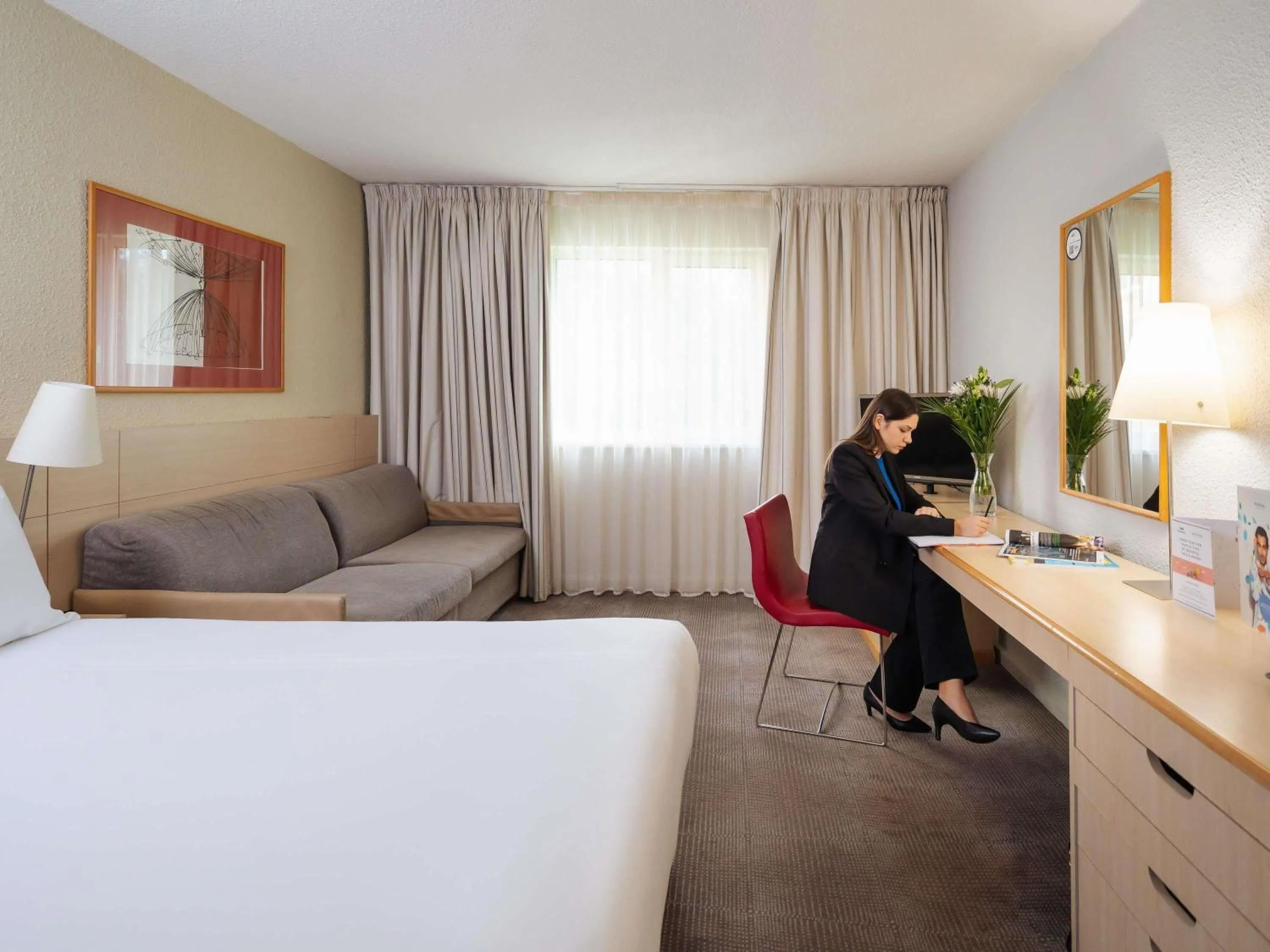 Bedroom, Bed in Novotel Milton Keynes