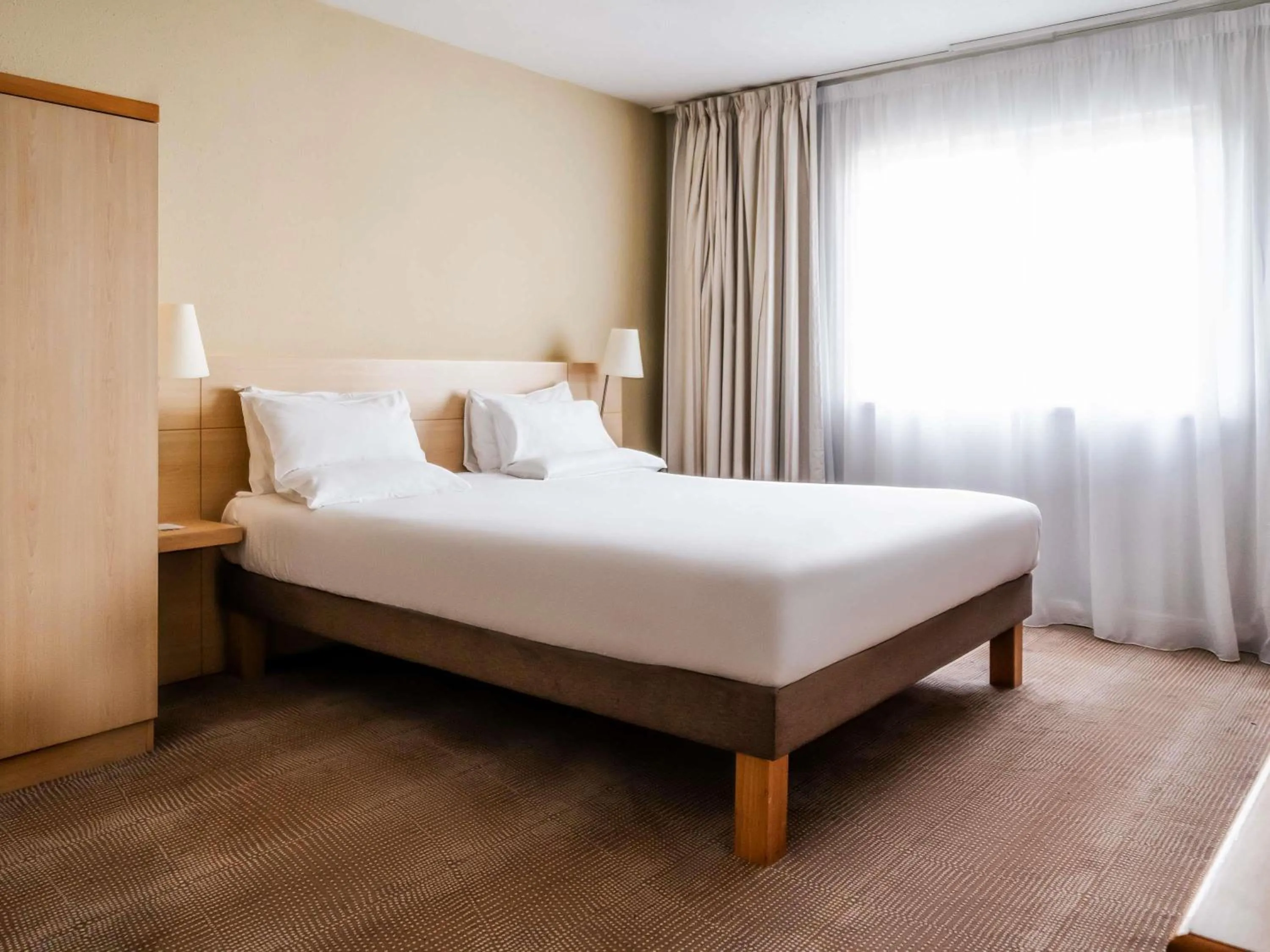 Bedroom, Bed in Novotel Milton Keynes