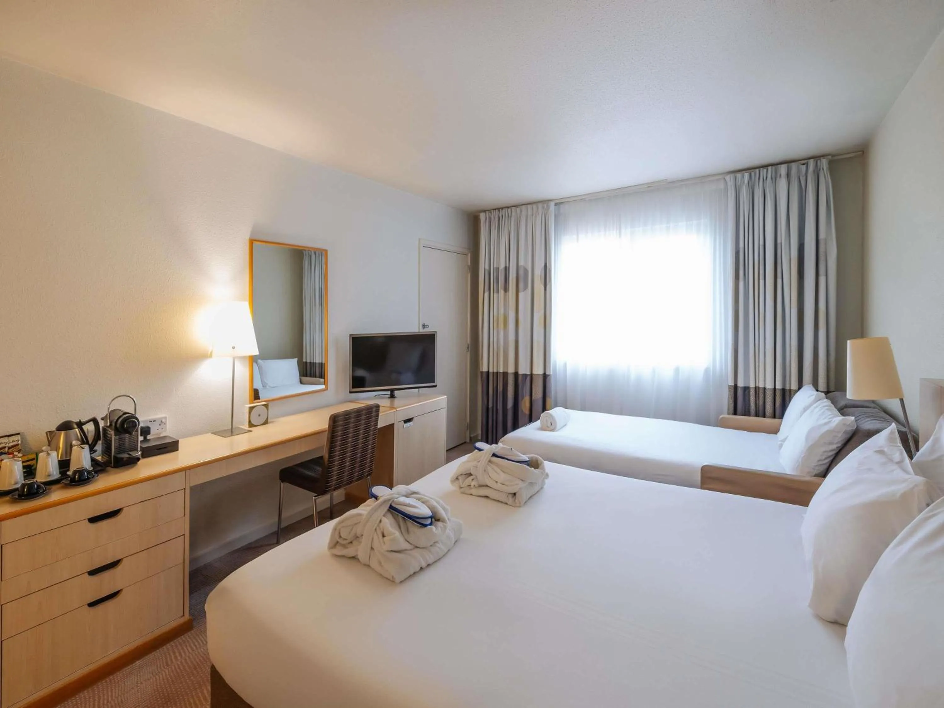 Bedroom, Bed in Novotel Milton Keynes