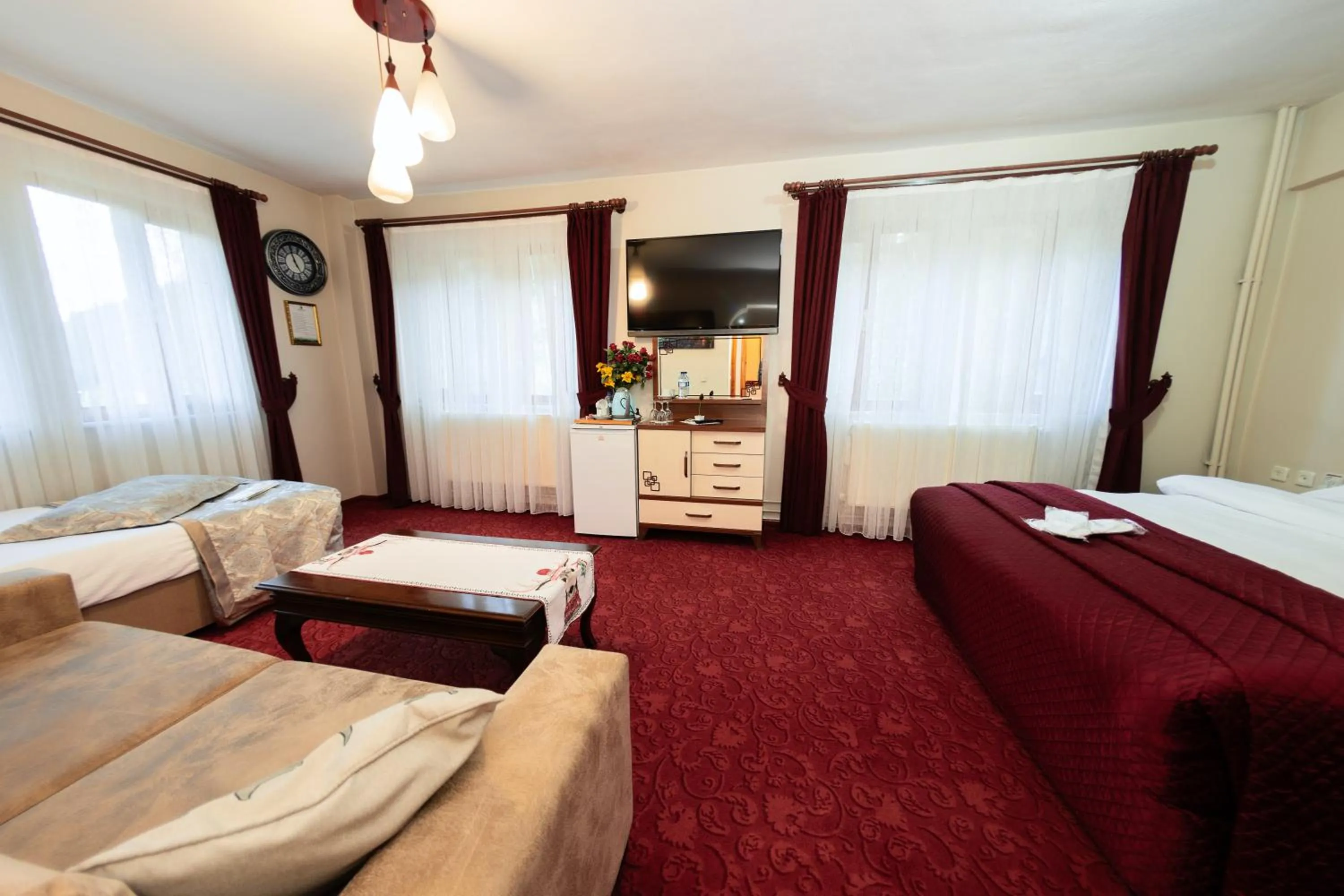 Seating area, Bed in Abant Doğa Köşkü