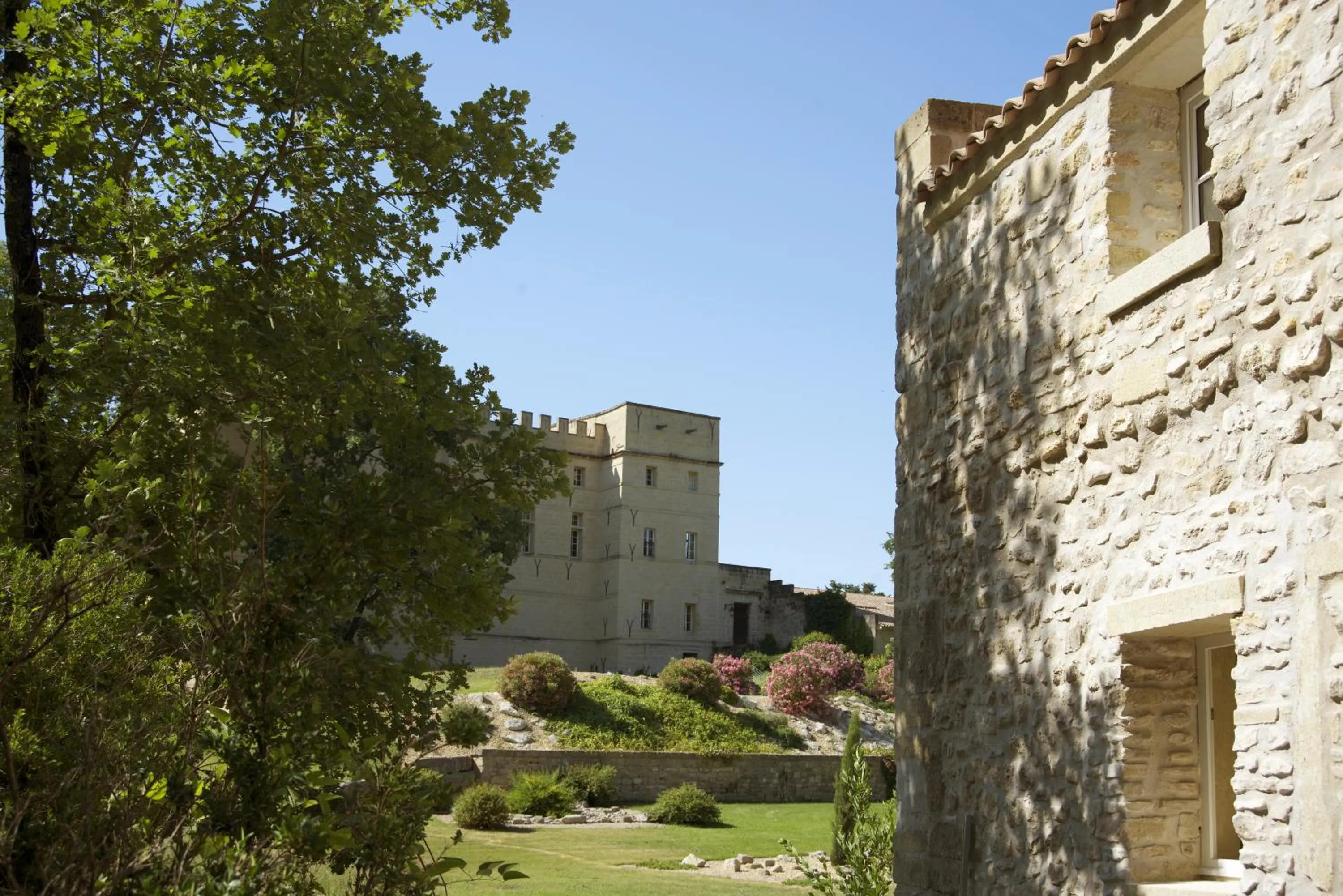 Garden view in Château de Pondres