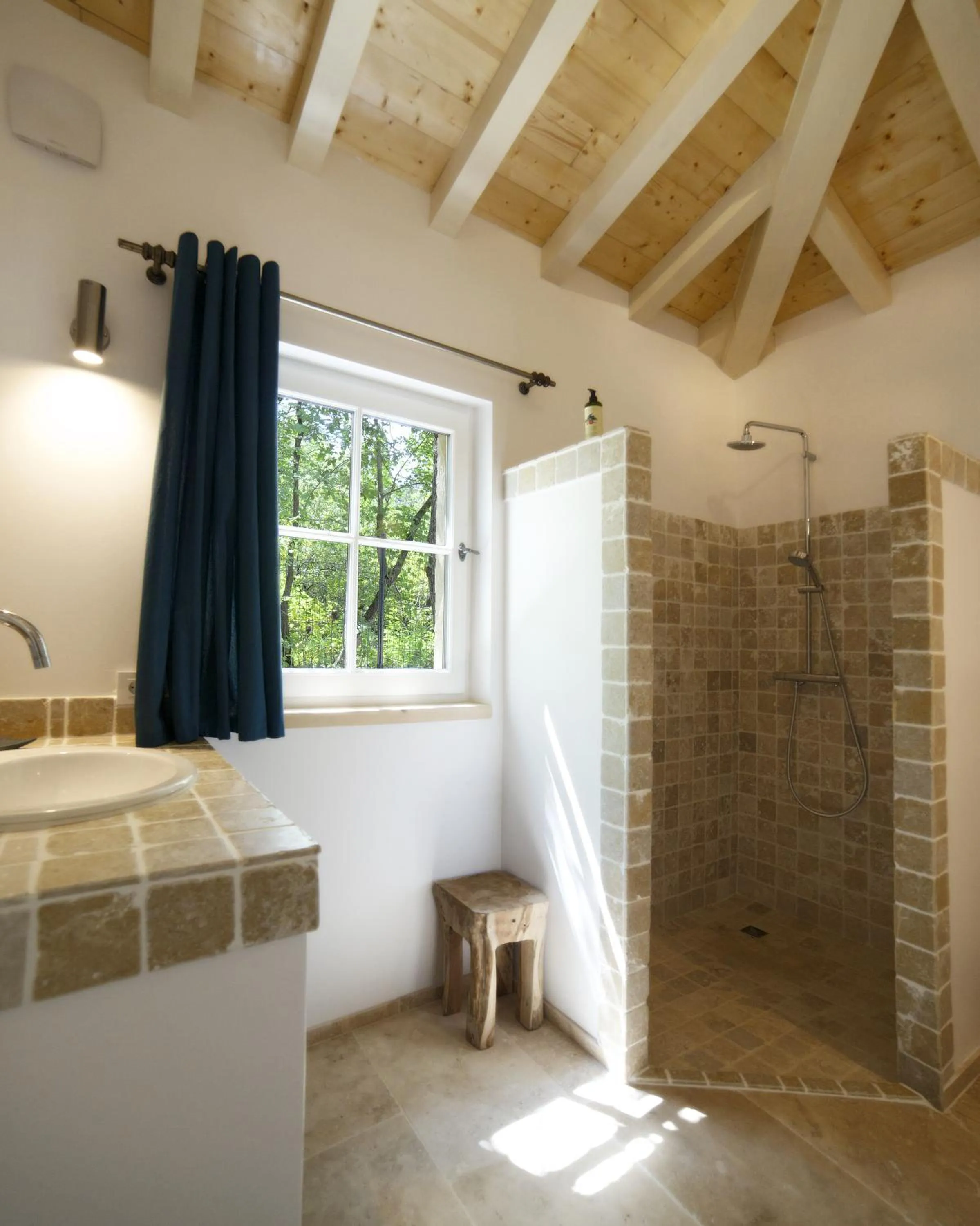 Bathroom, Bed in Château de Pondres
