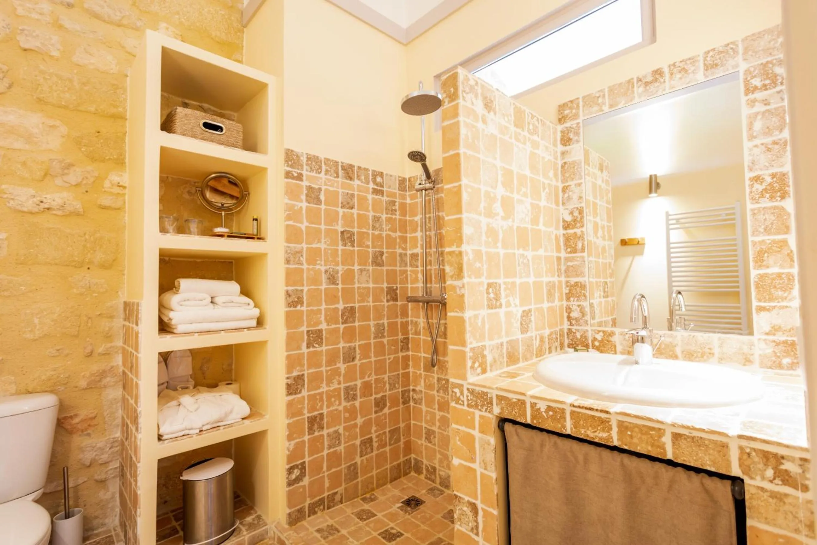 Shower in Château de Pondres