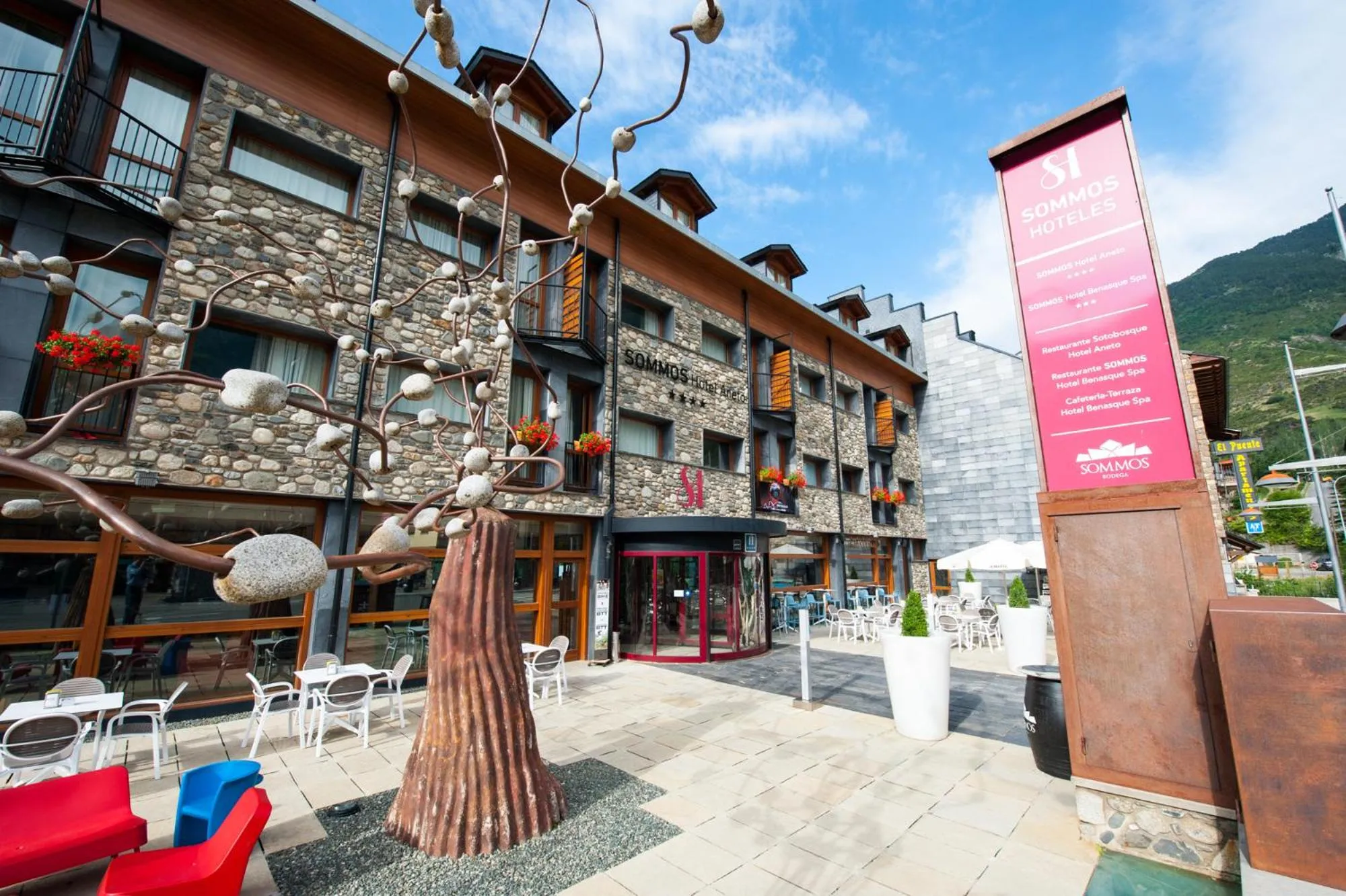 Property building in SOMMOS Hotel Aneto