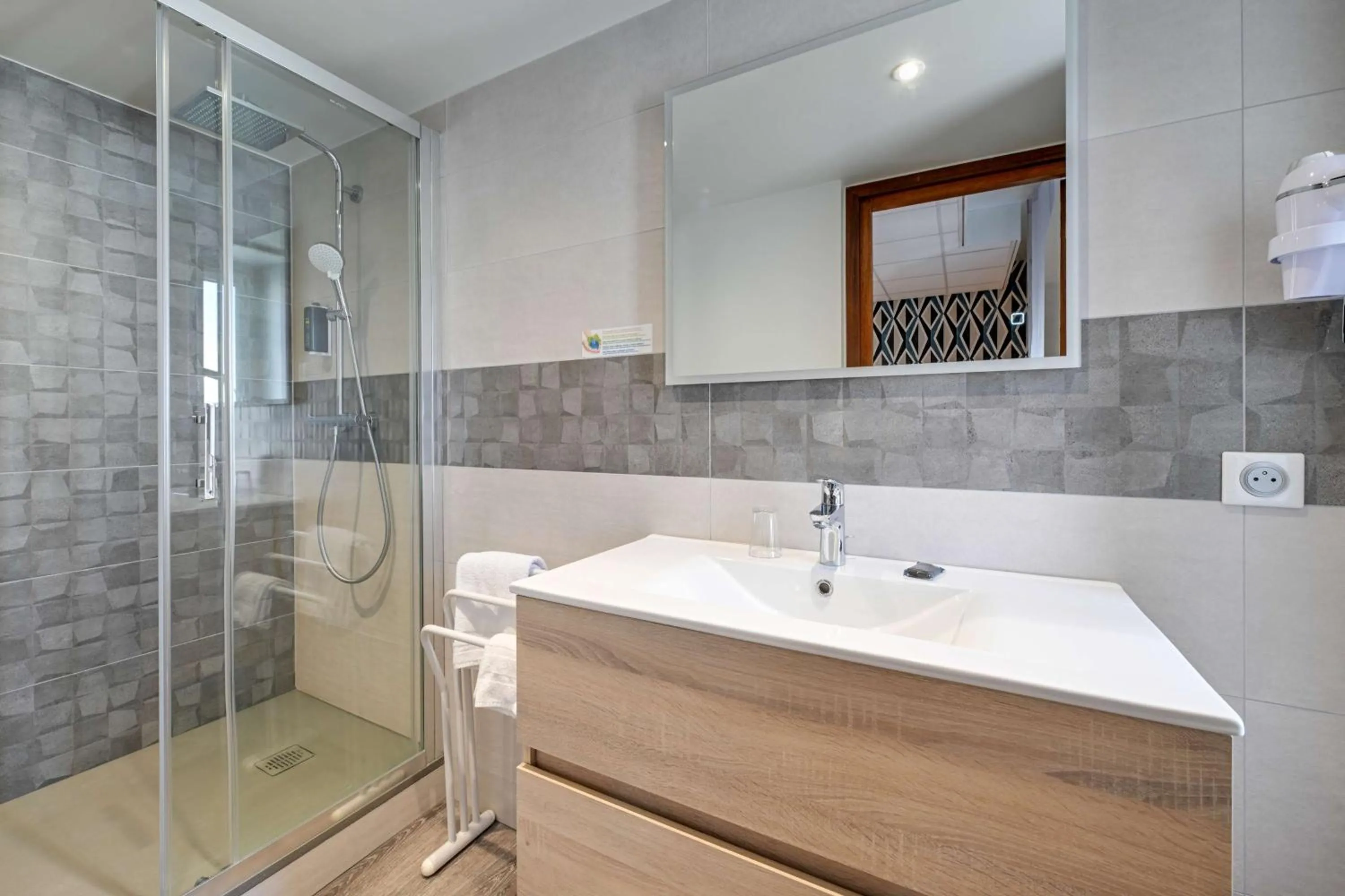 Bathroom in Brit Hotel Roanne - Le Grand Hôtel