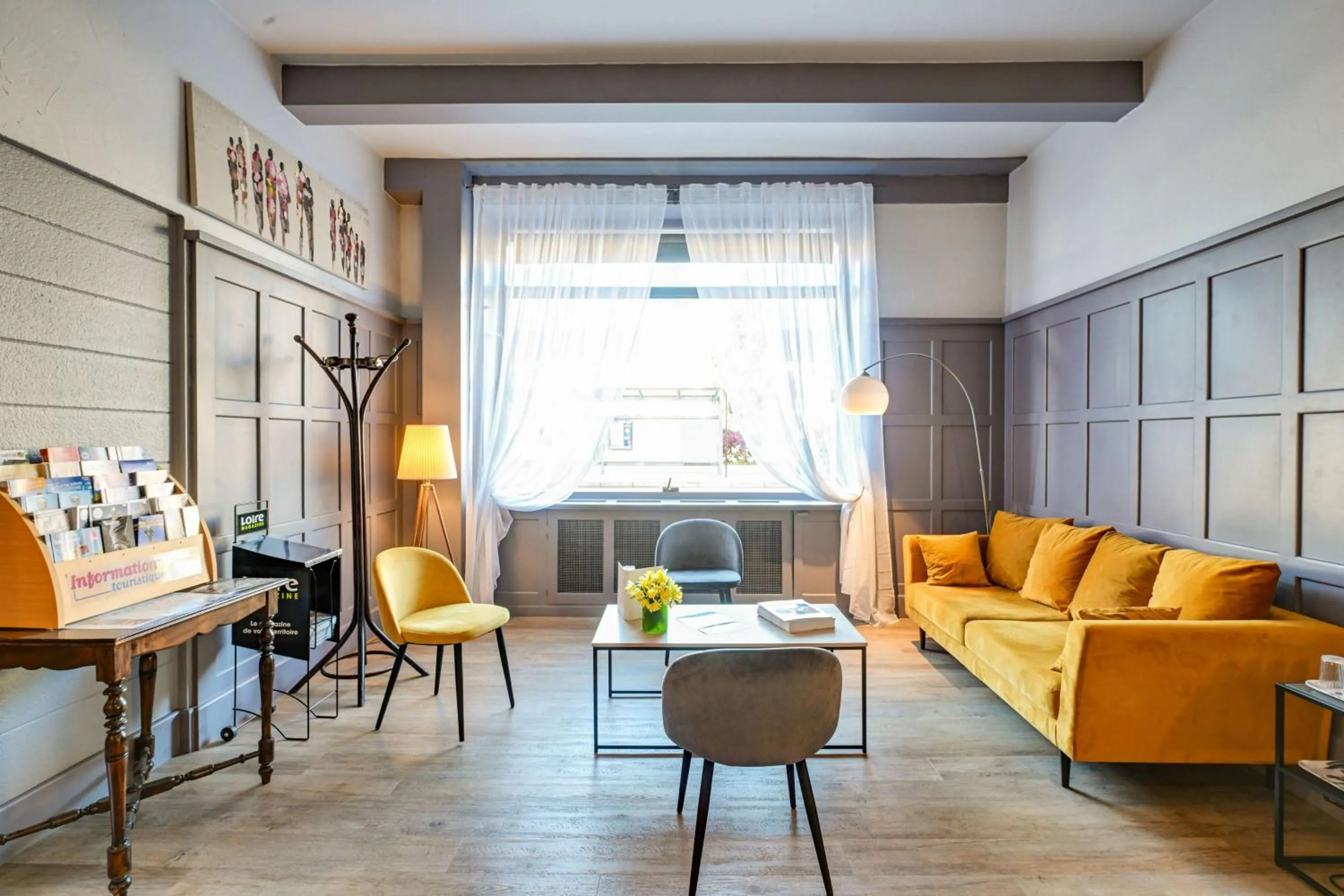 Lobby or reception in Brit Hotel Roanne - Le Grand Hôtel