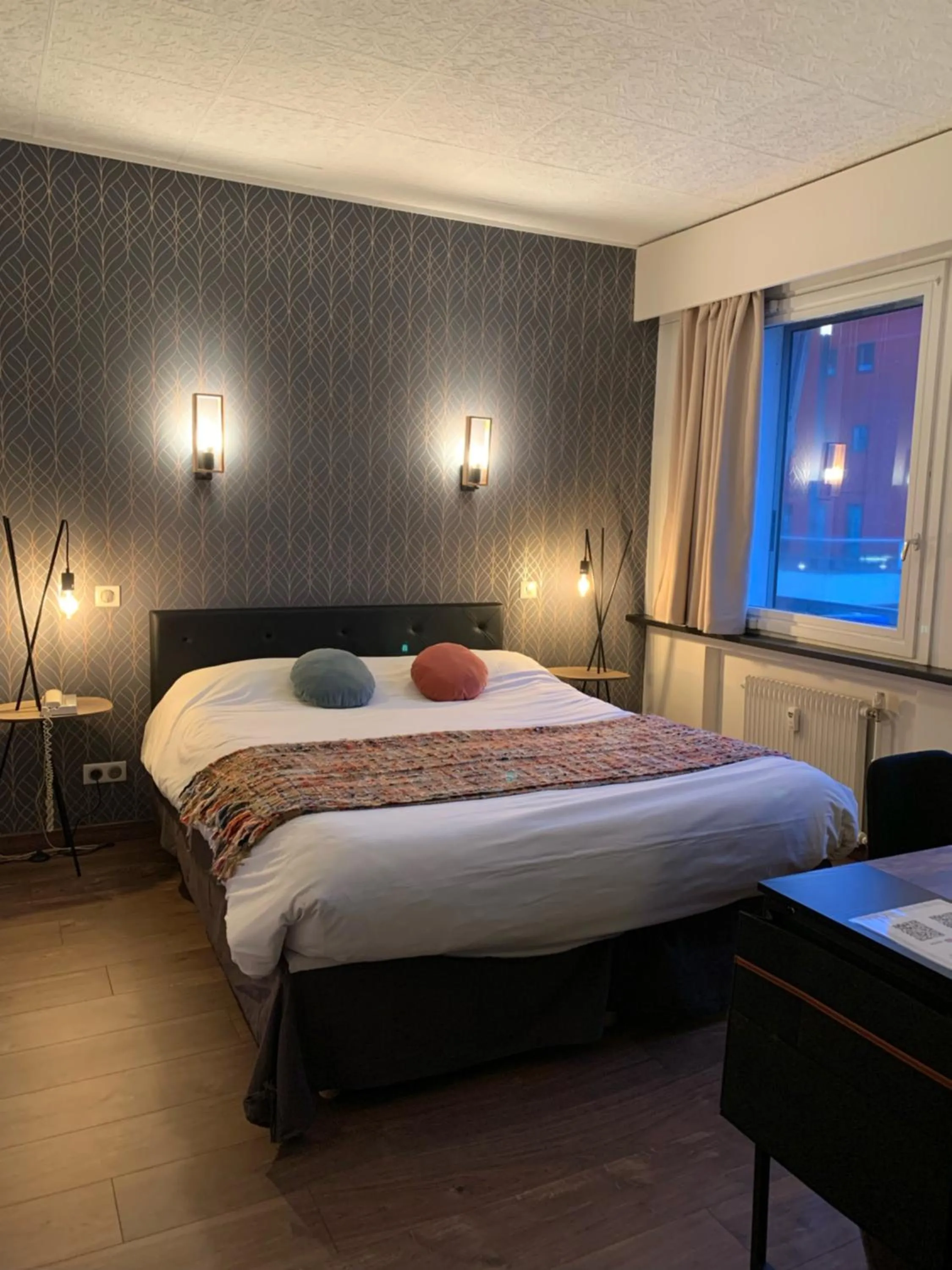 Bed in Brit Hotel Roanne - Le Grand Hôtel