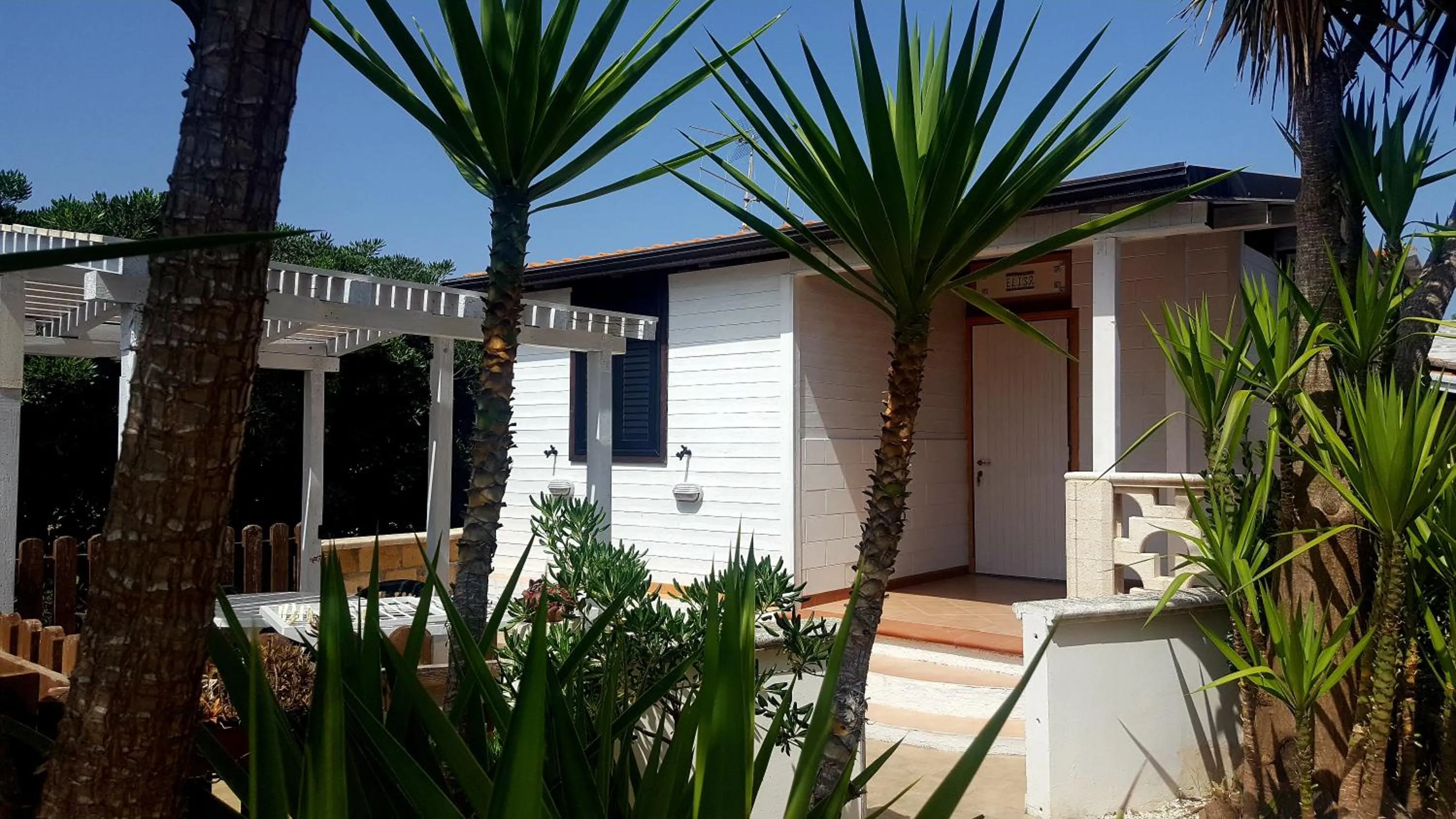 Facade/entrance in Residence "Il Faro"