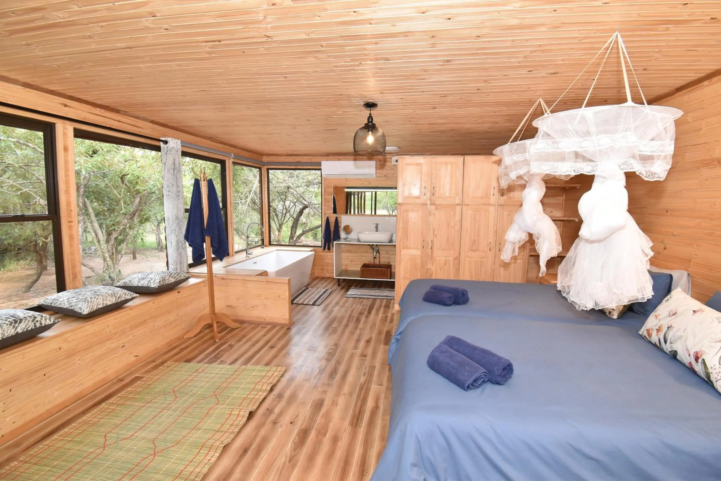 Bedroom, Bed in Pezulu Tree House Lodge