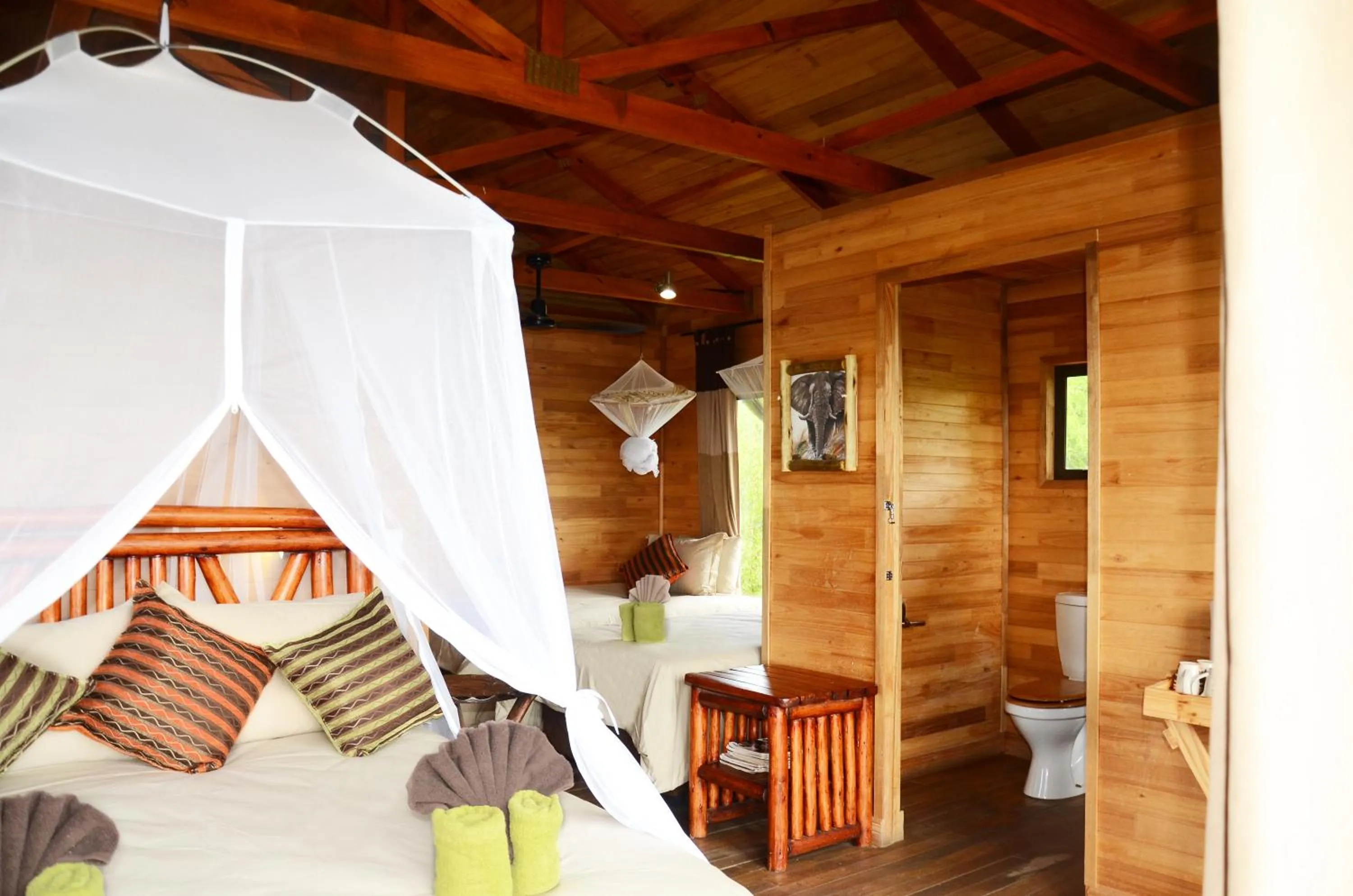 Bed in Pezulu Tree House Lodge