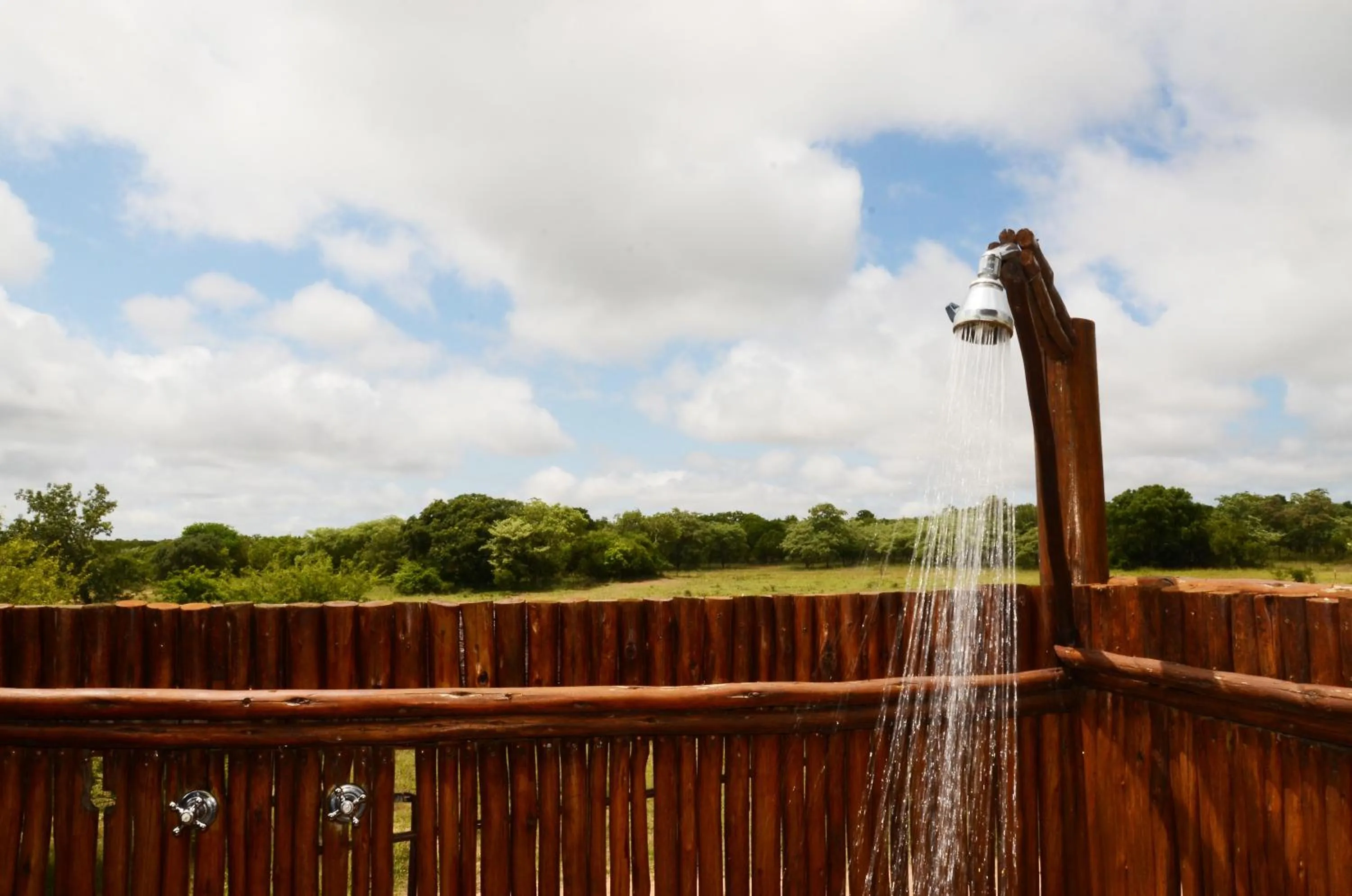 Shower in Pezulu Tree House Lodge
