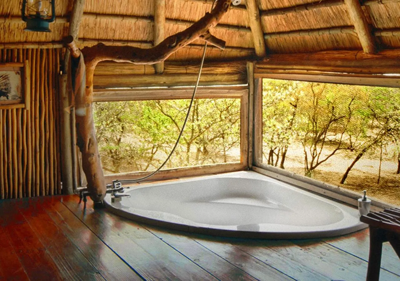 Bathroom in Pezulu Tree House Lodge