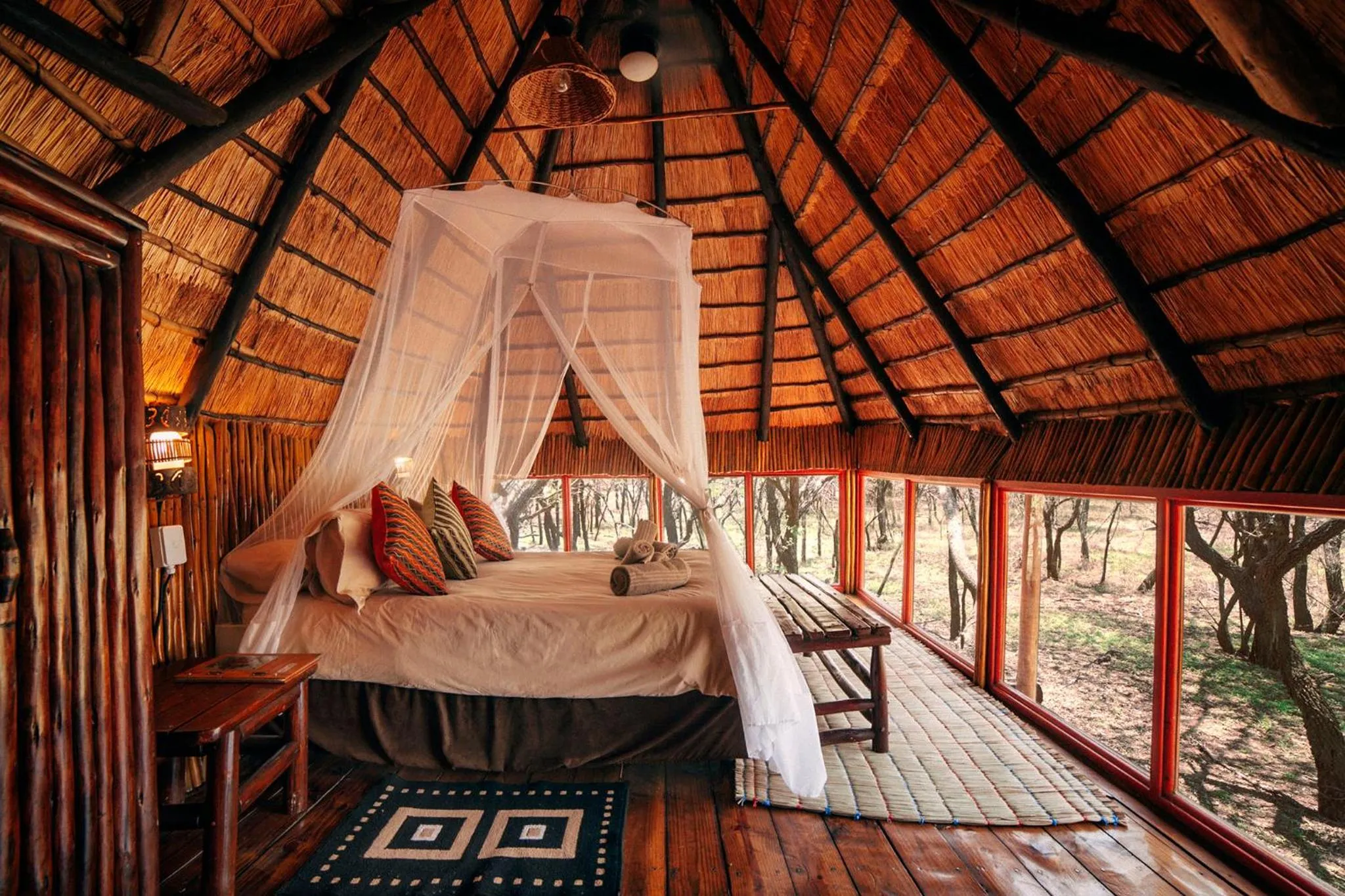 Bed in Pezulu Tree House Lodge