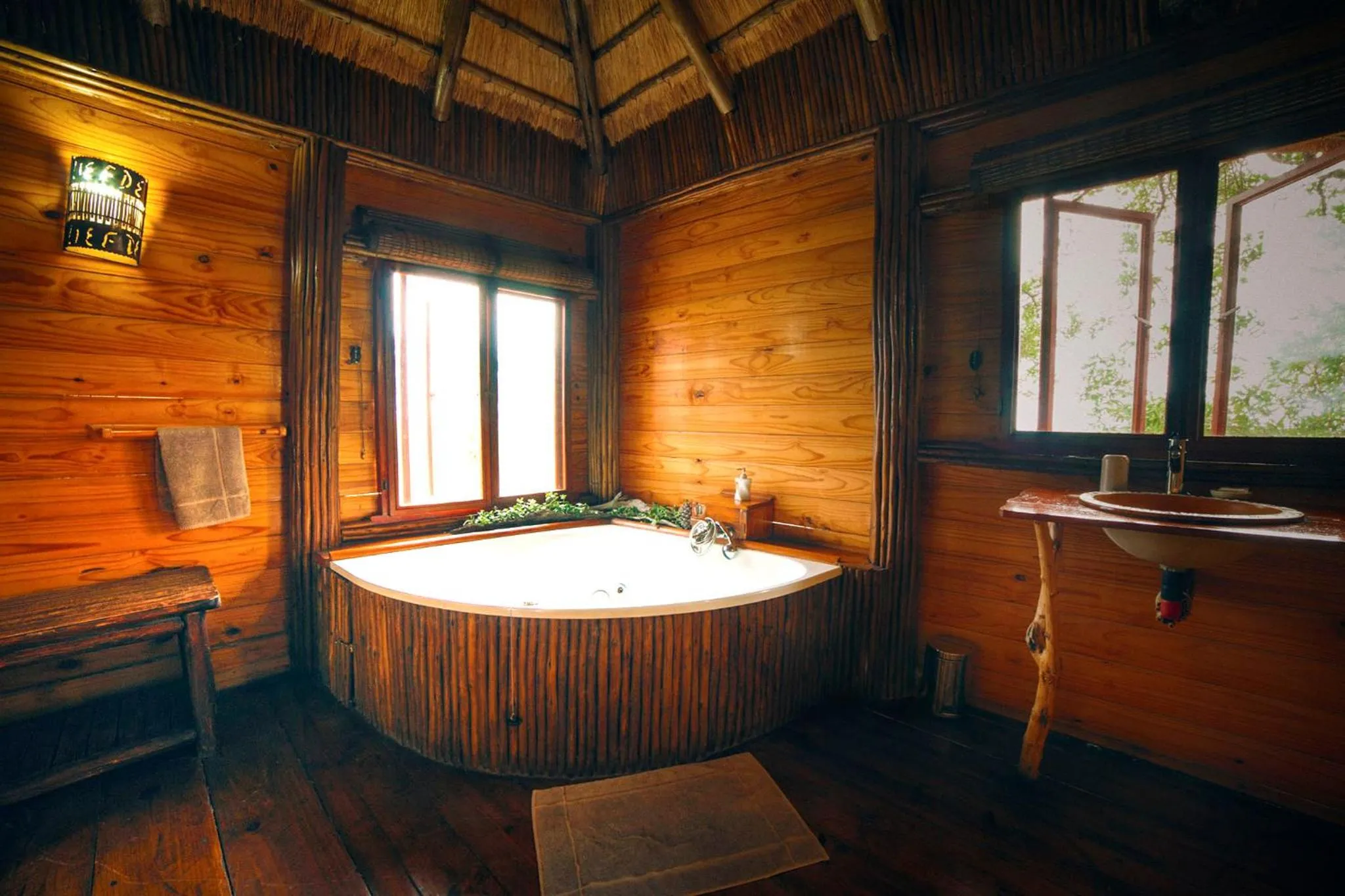 Bathroom in Pezulu Tree House Lodge