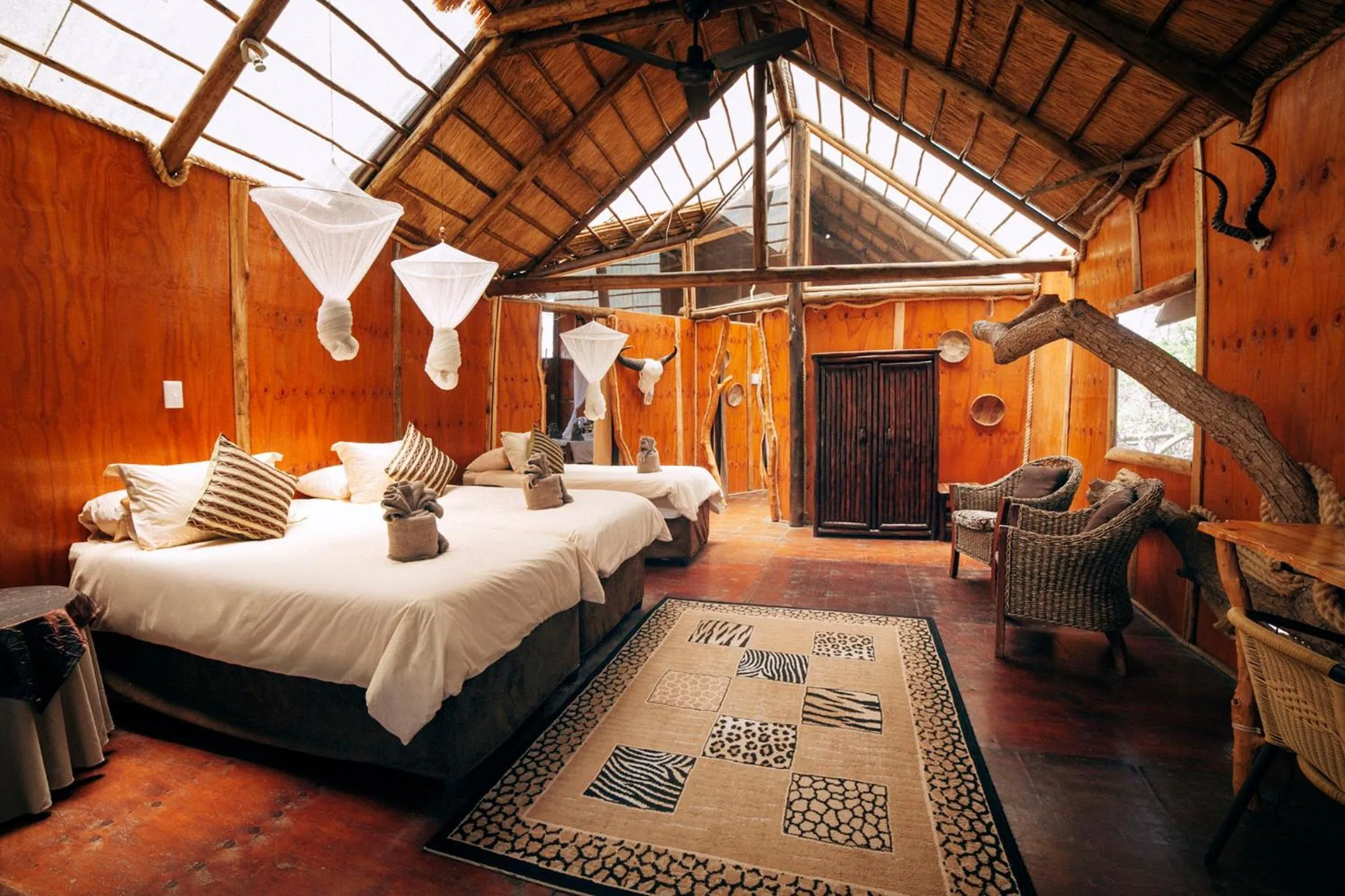 Photo of the whole room, Bed in Pezulu Tree House Lodge