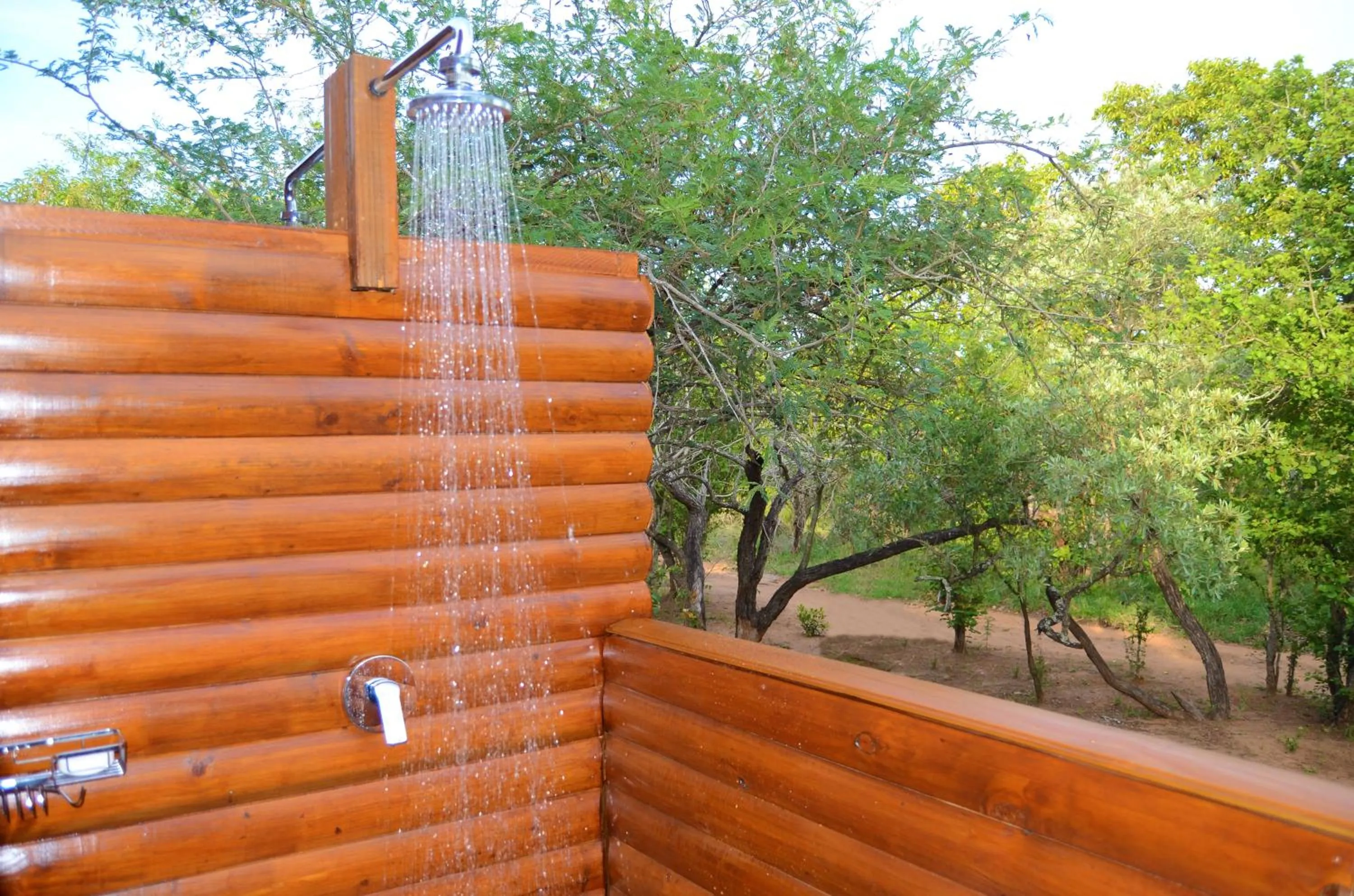 Shower in Pezulu Tree House Lodge