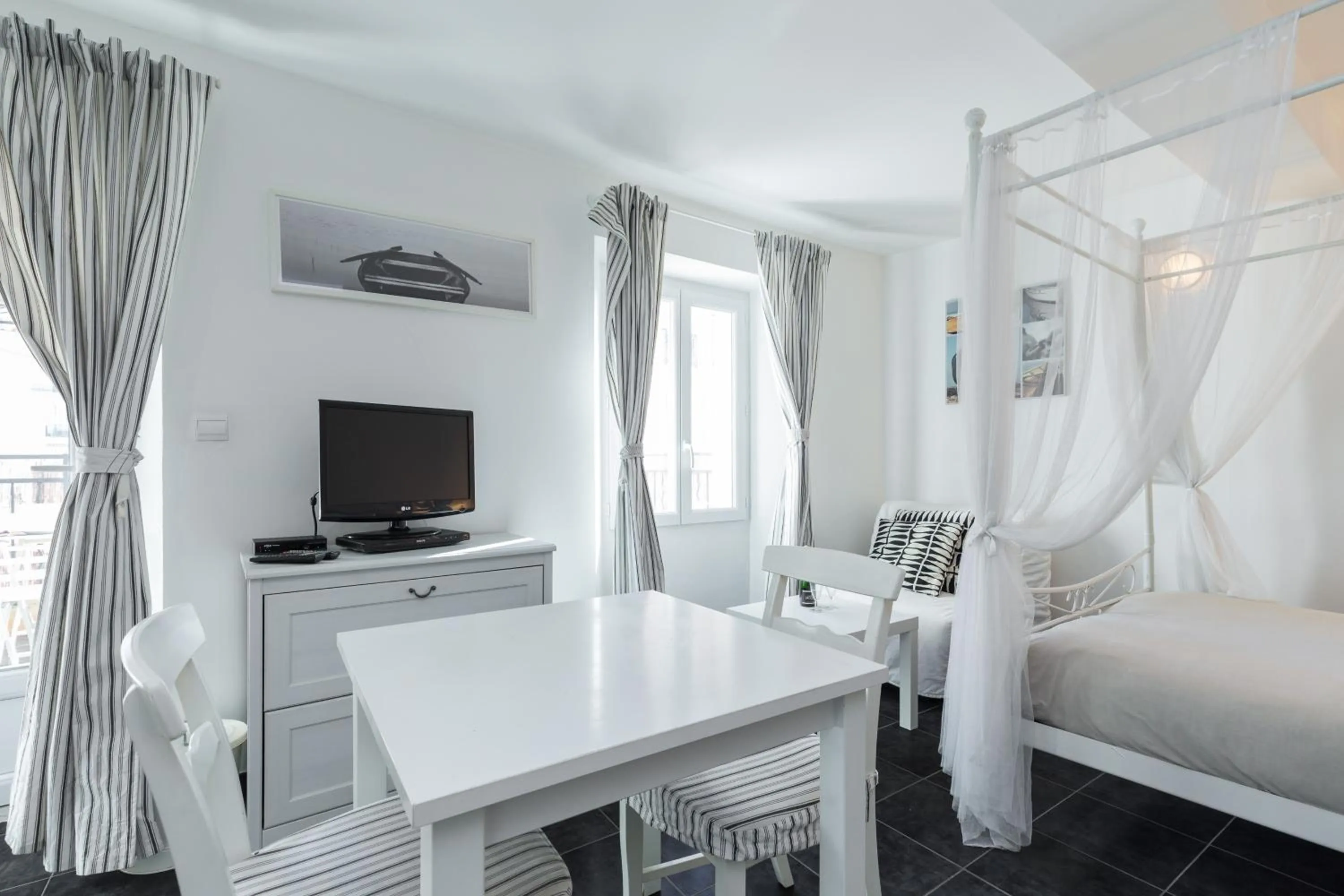 Seating area, Bed in Florella Maréchal Joffre