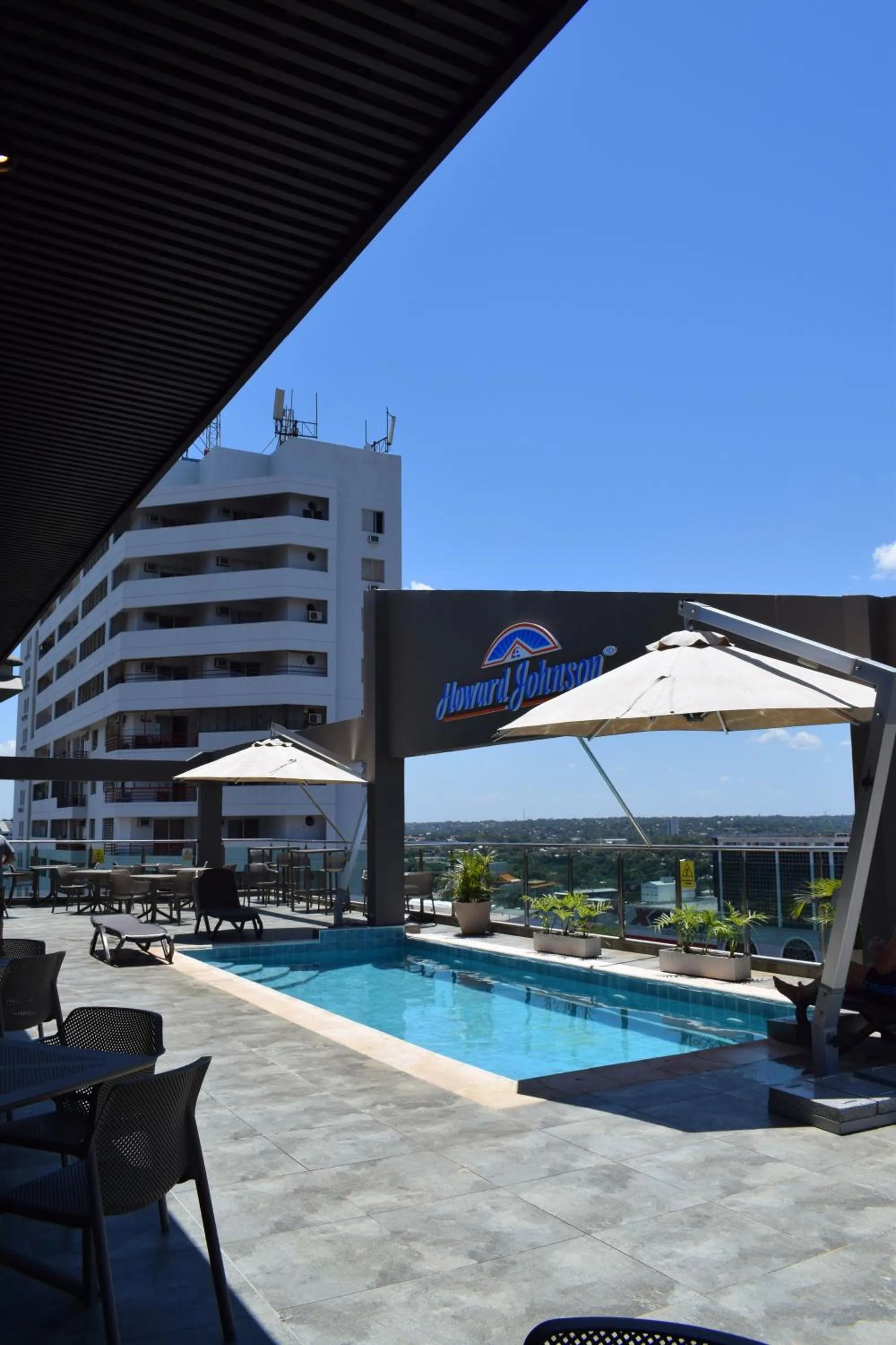 Swimming pool in Howard Johnson Ciudad del Este