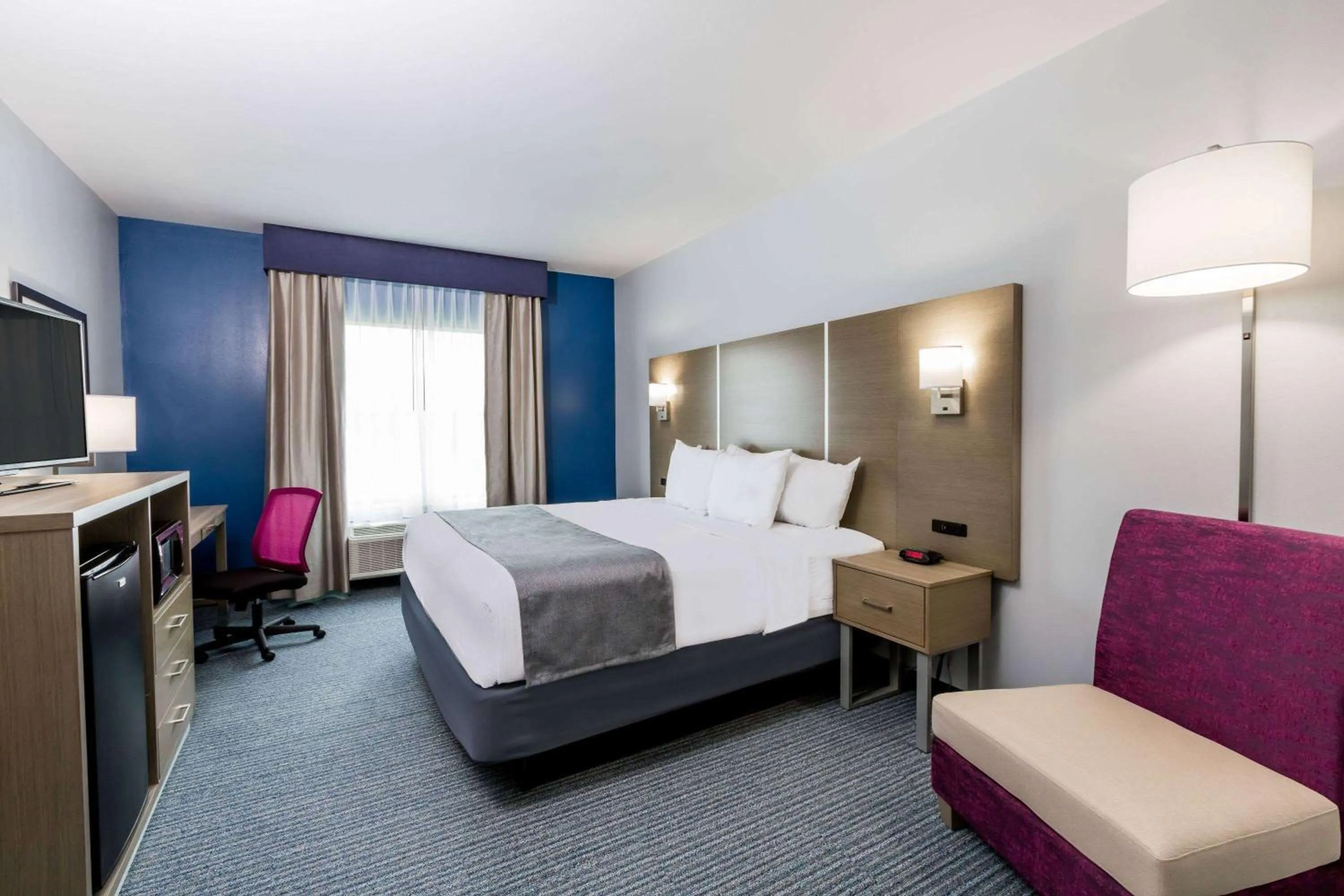 Photo of the whole room, Bed in Days Inn & Suites by Wyndham Houston NW Cypress