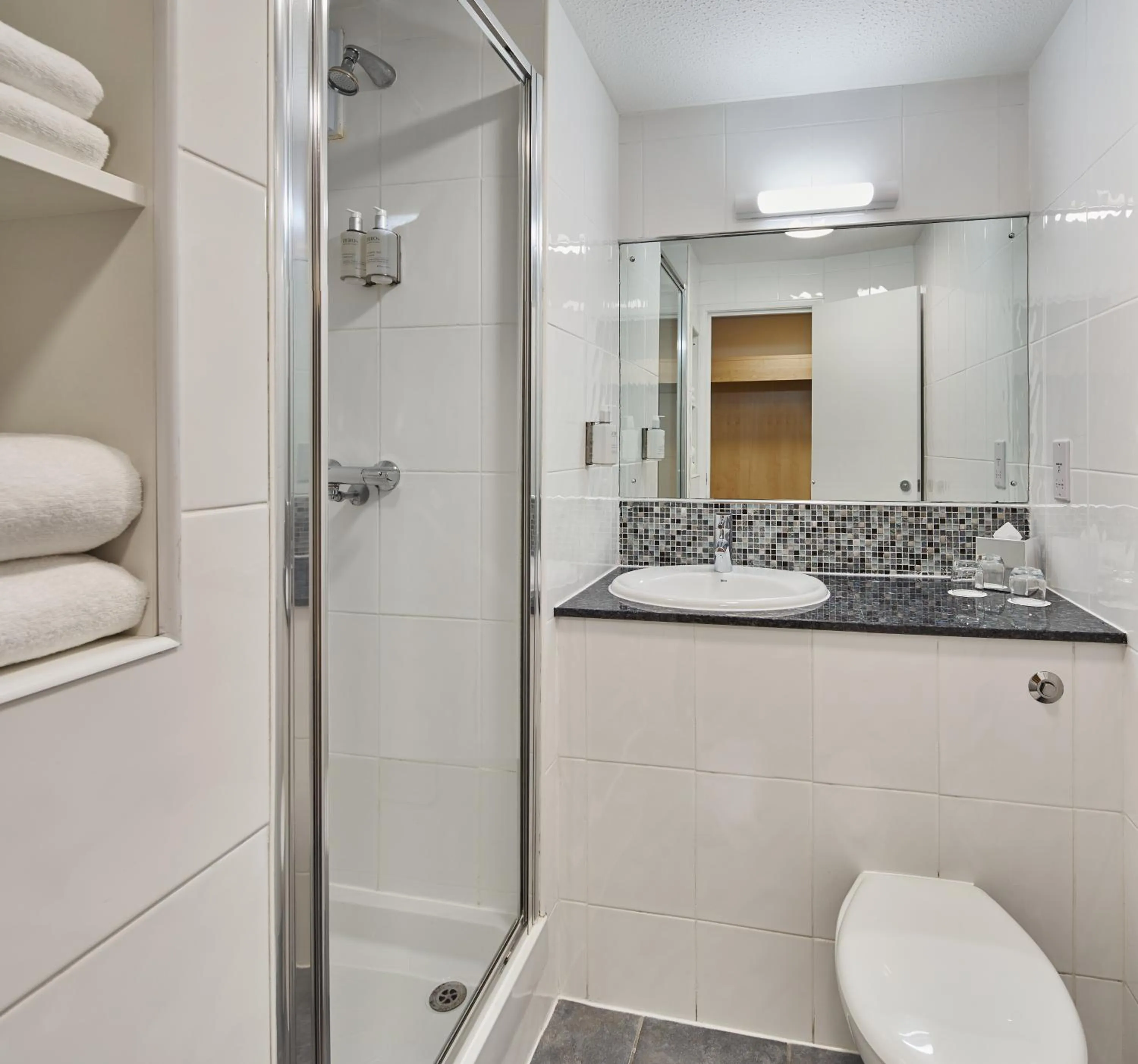 Shower in Leonardo Inn Aberdeen Airport